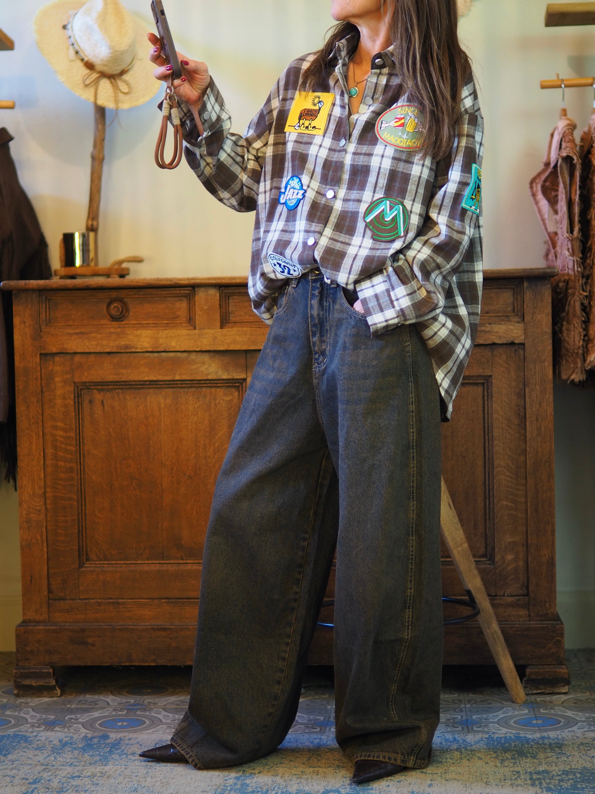 Chemise à carreaux marrons avec écussons.

Taille unique convient du 36 au 40/42.
95% Coton 5% Polyester.
Tour de poitrine 120cm Longueur dos 79cm.