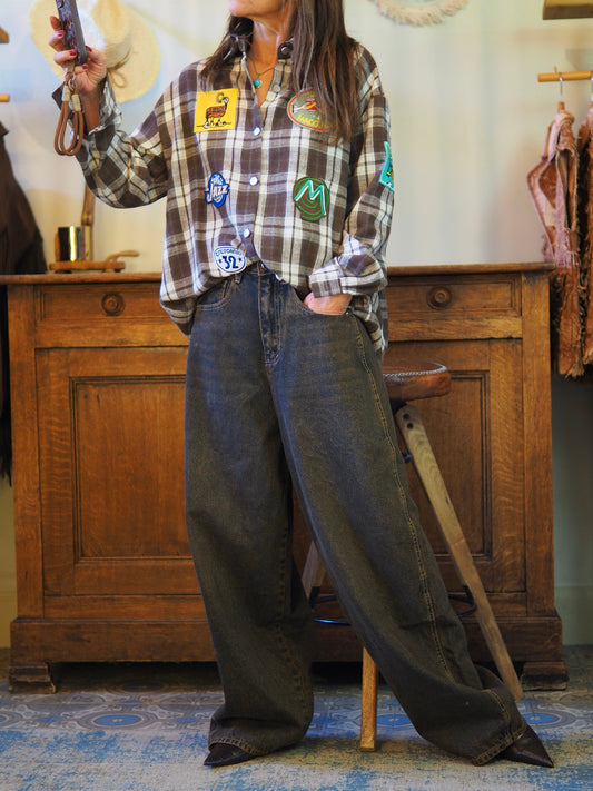 Jeans Barrel marron délavé. Taille assez grand.

Taille XS, S, M et L.
95% Coton 5% Polyester.
Tour de taille: XS-74cm S-76cm M-80cm L-88cm