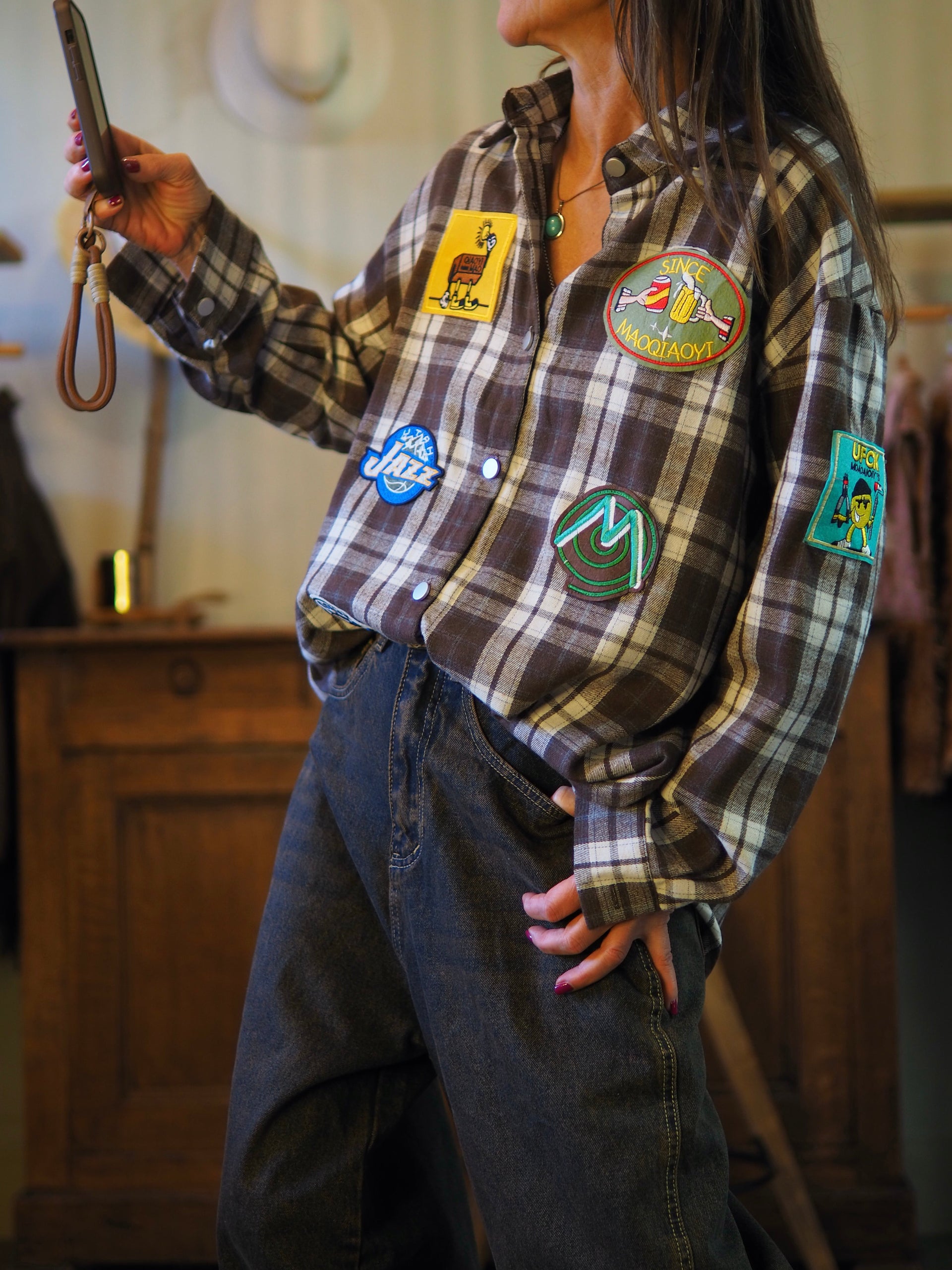 Chemise à carreaux marrons avec écussons.

Taille unique convient du 36 au 40/42.
95% Coton 5% Polyester.
Tour de poitrine 120cm Longueur dos 79cm.