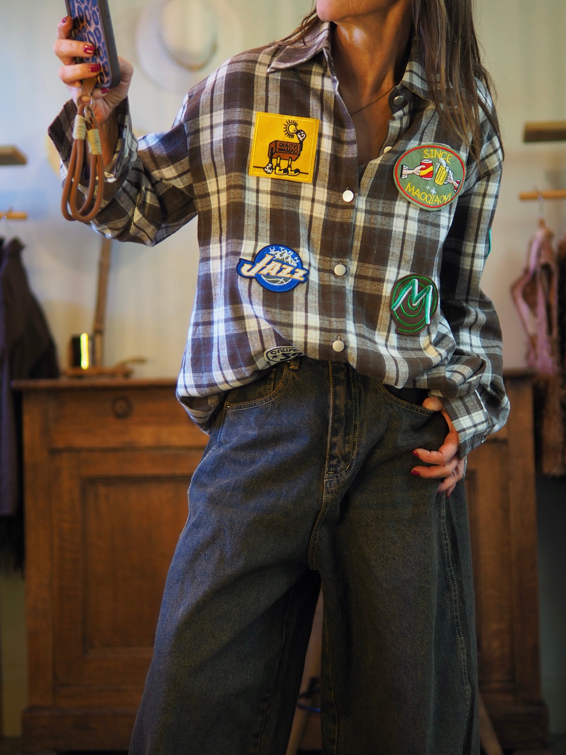 Chemise à carreaux marrons avec écussons.

Taille unique convient du 36 au 40/42.
95% Coton 5% Polyester.
Tour de poitrine 120cm Longueur dos 79cm.