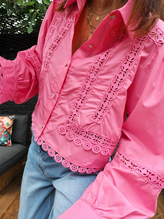 Chemise courte rose avec broderies et boutons en strass.  65% Polyester 35% Coton. Taille unique convient du 36 au 38/40 Largeur aisselle à aisselle 56cm Longueur dos 46cm.