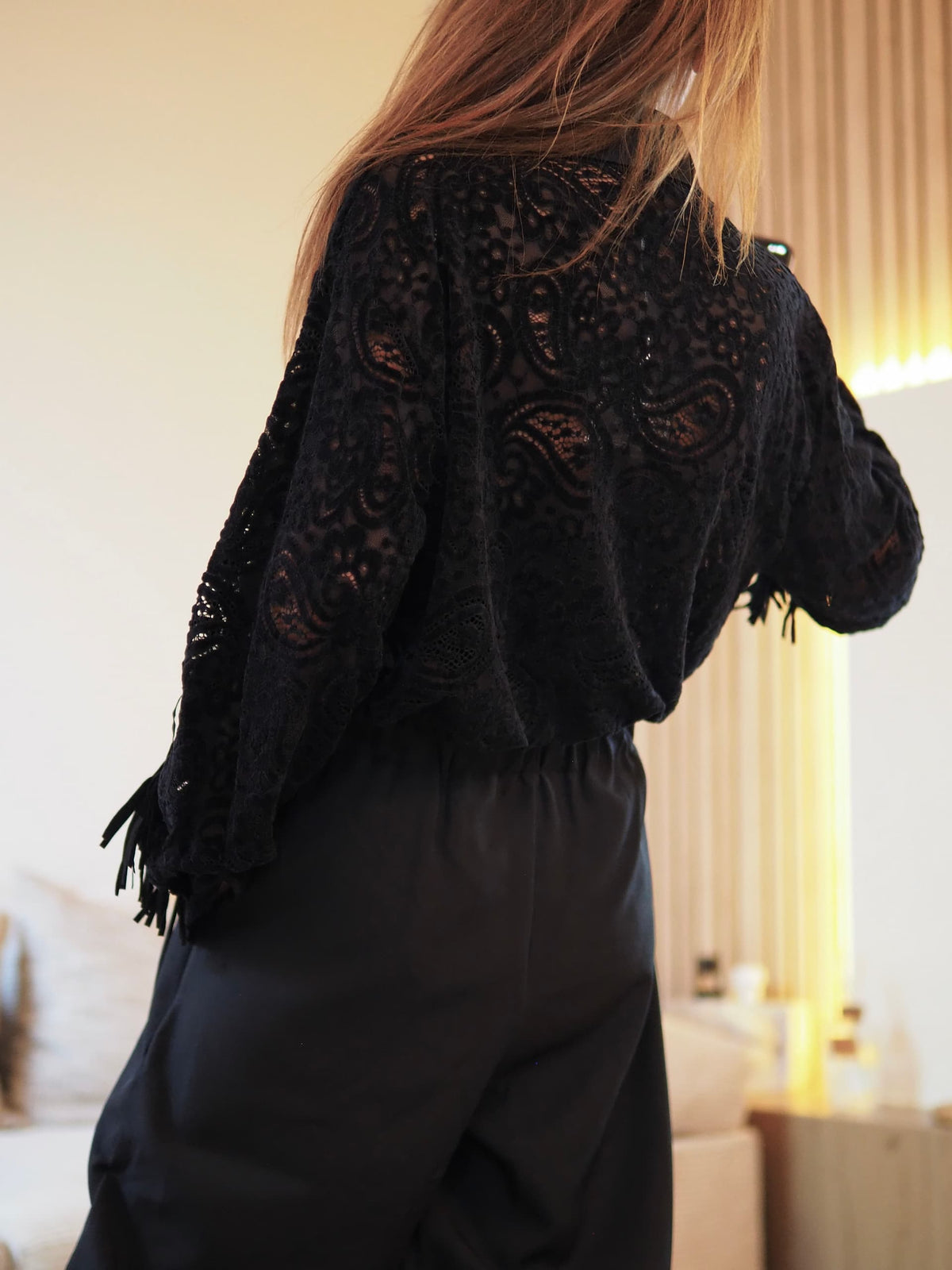Taille S/M et M/L

Mesures : Tour de poitrine S/M : 120cm&nbsp; M/L : 124cm Longueur dos S/M : 75cm M/L : 78cm.

Composition : 100% Viscose.
Cathy mesure 1m66 fait un 36 et porte une taille S/M.

Chemise noire, dentelle velours avec franges. Une pépite...