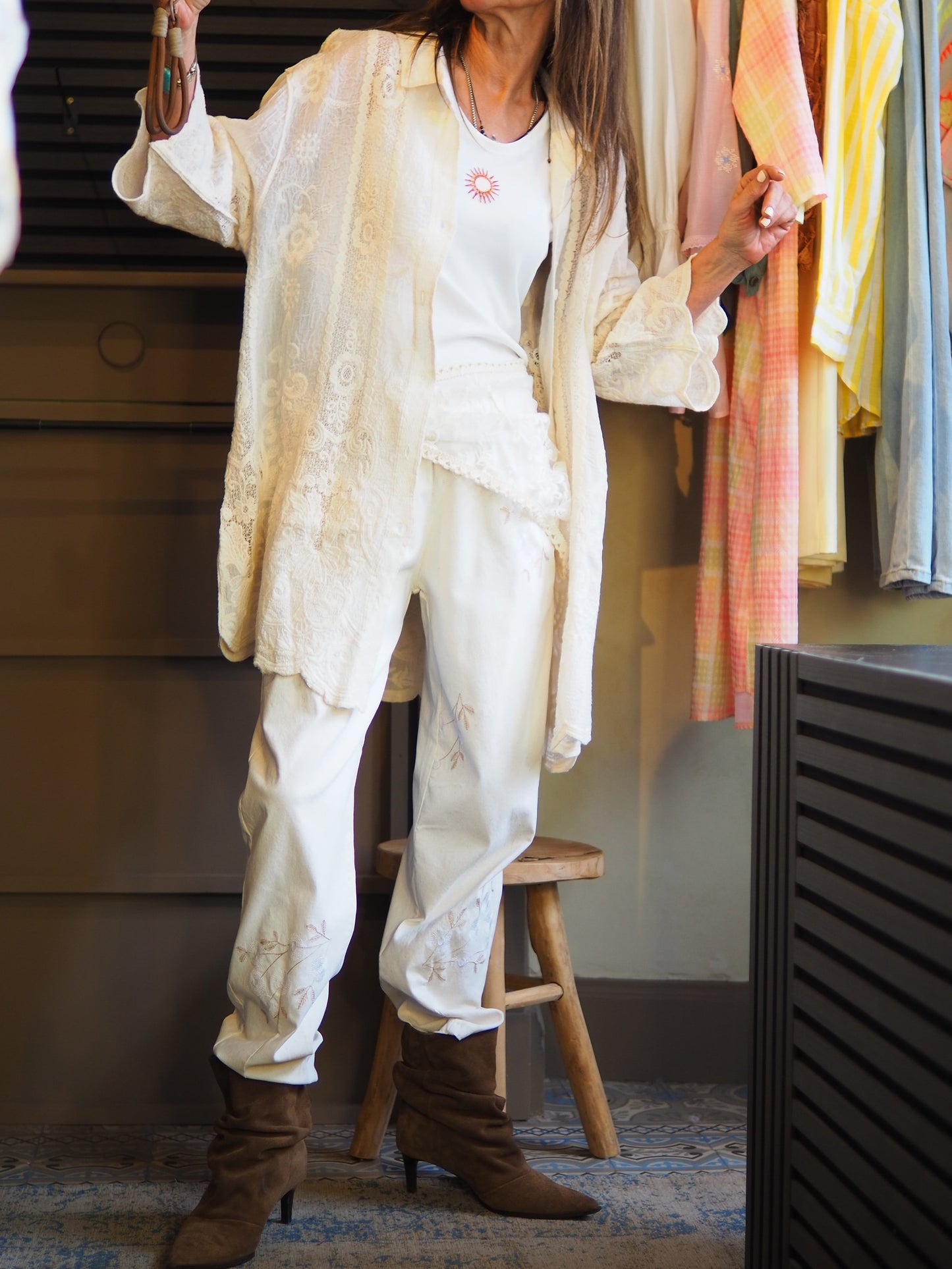 Taille unique convient du 36 au 42.

Mesures : Tour de poitrine 120cm Longueur dos 88cm.
Composition : 100% Coton.
Cathy mesure 1m66 fait un 36 et porte une taille unique.


Chemise en dentelle beige.