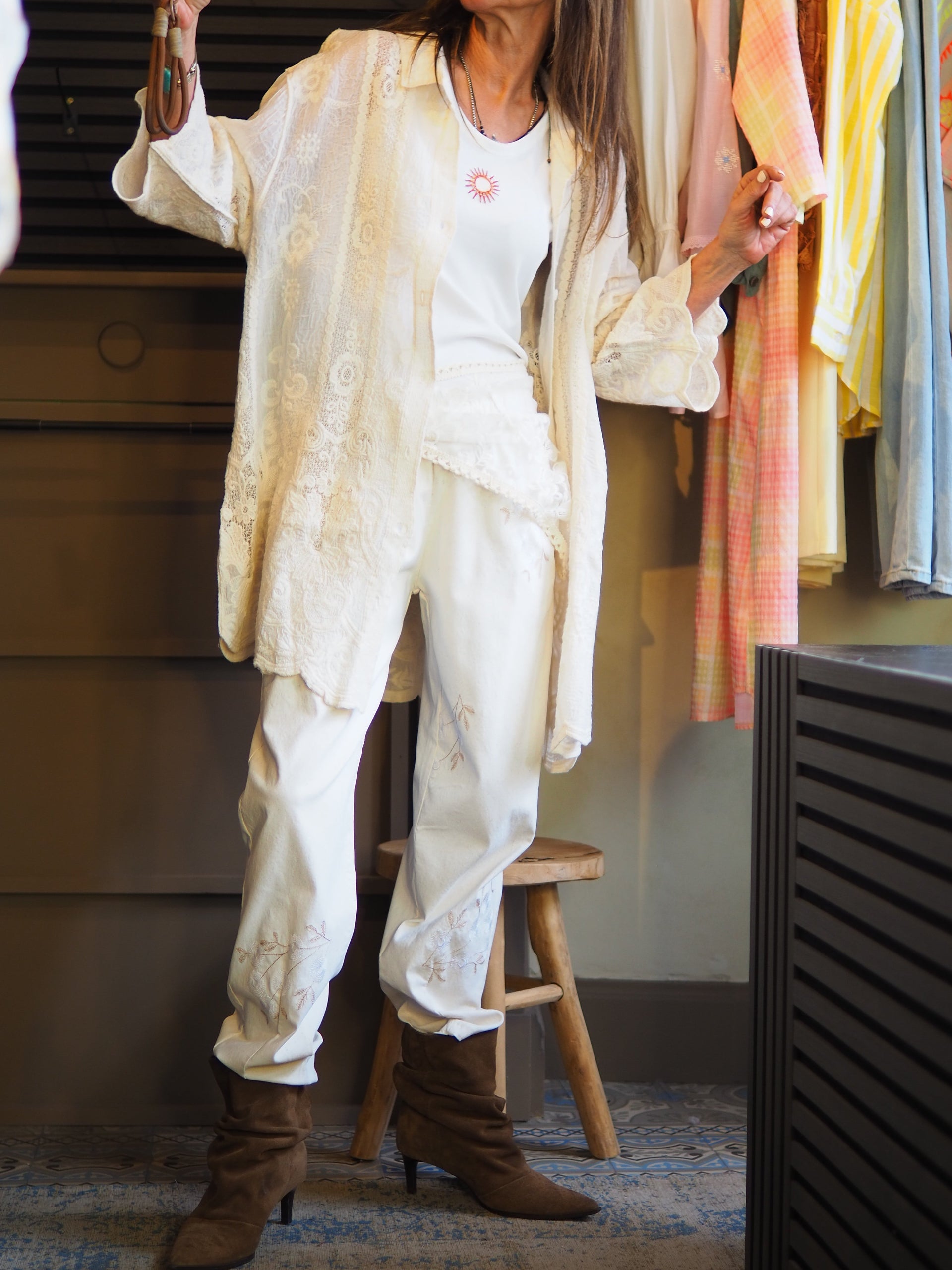 Taille unique convient du 36 au 42.

Mesures : Tour de poitrine 120cm Longueur dos 88cm.
Composition : 100% Coton.
Cathy mesure 1m66 fait un 36 et porte une taille unique.


Chemise en dentelle beige.