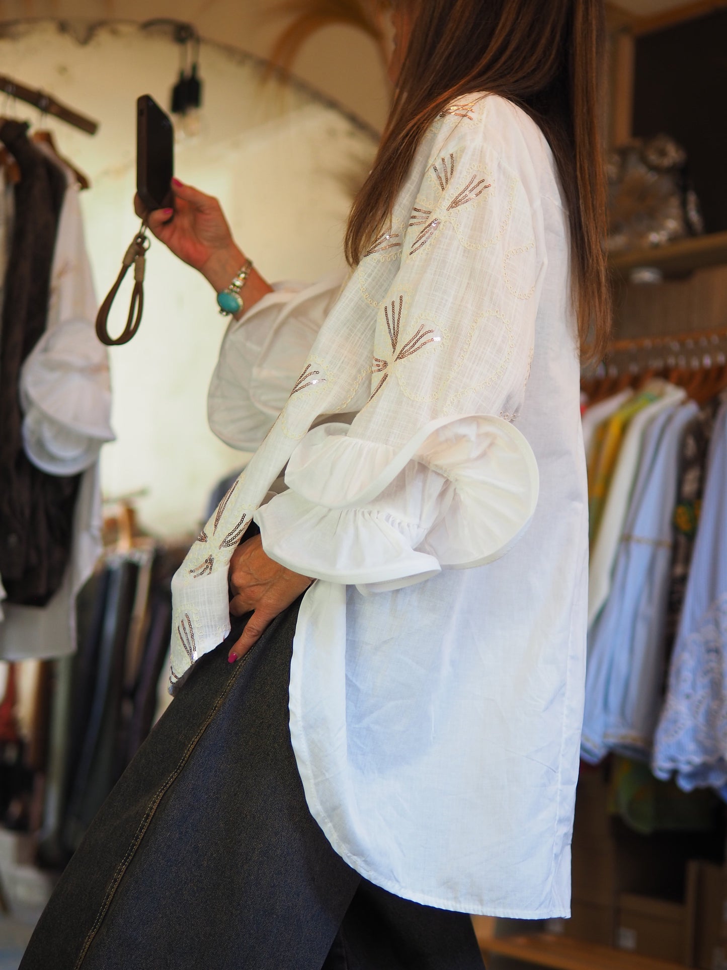 Chemise écru fluide ornée de broderies et sequins délicats, avec manches à volants. Élégante et raffinée, parfaite pour illuminer une tenue chic.

Taille unique du 36 au 44.
100% Coton.
Tour de poitrine 126cm Longueur dos 83cm.