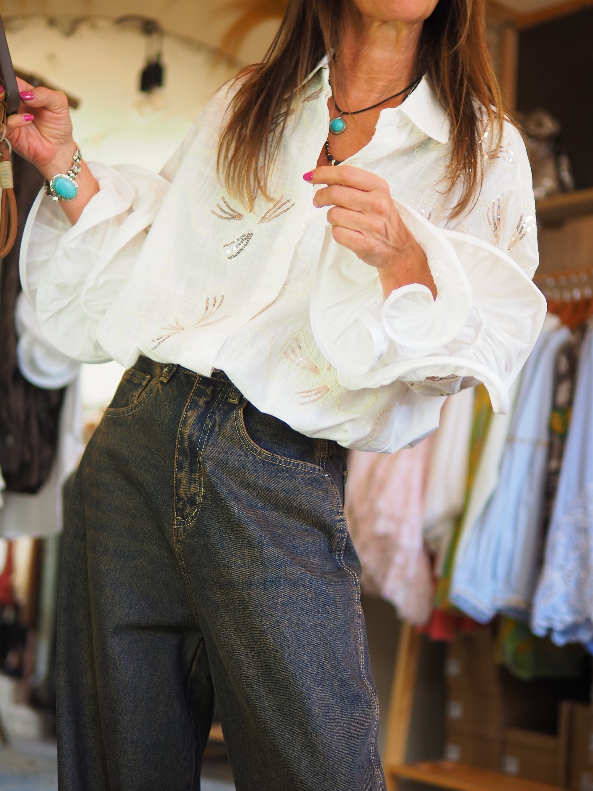 Chemise écru fluide ornée de broderies et sequins délicats, avec manches à volants. Élégante et raffinée, parfaite pour illuminer une tenue chic.

Taille unique du 36 au 44.
100% Coton.
Tour de poitrine 126cm Longueur dos 83cm.