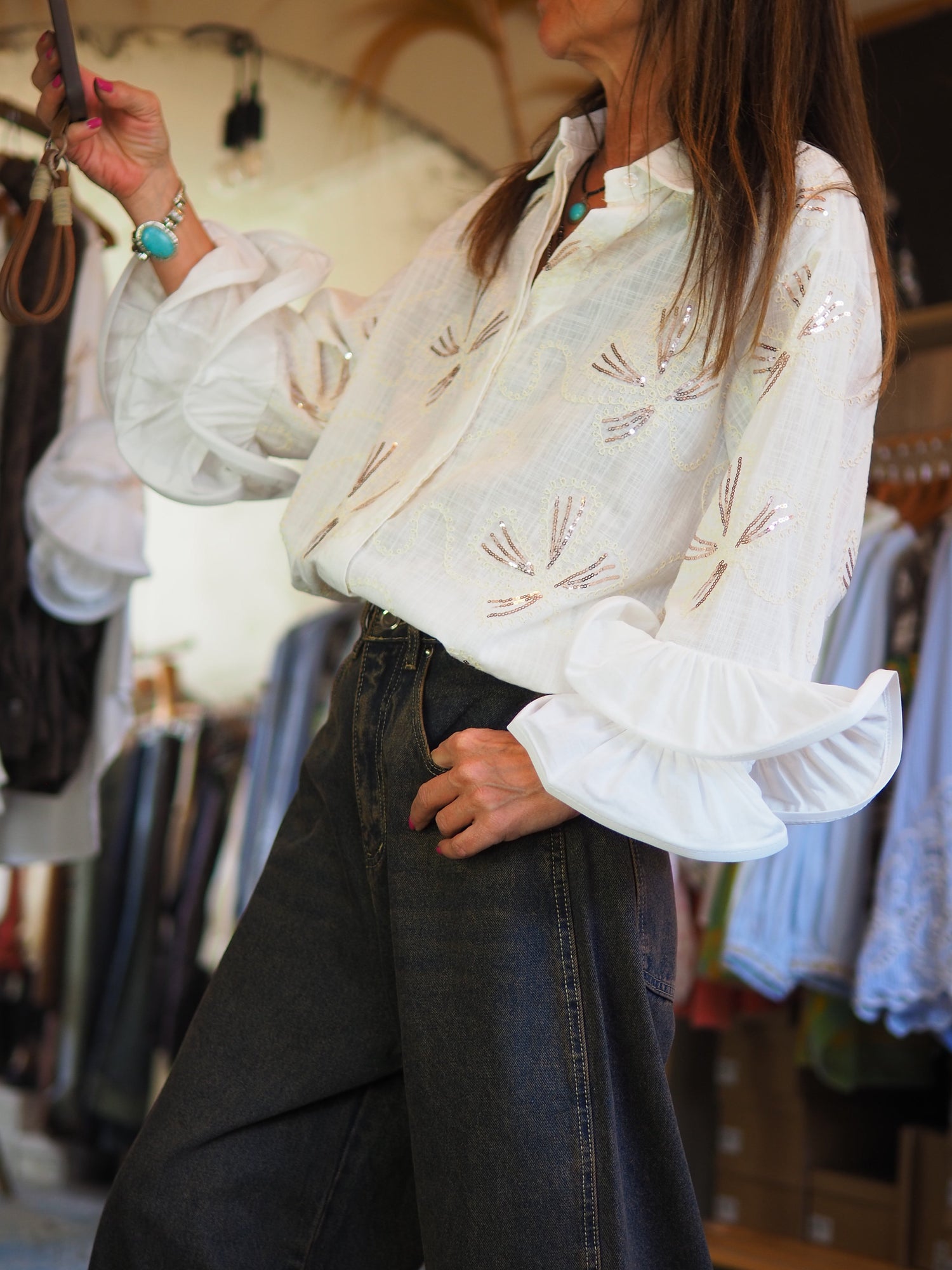 Chemise écru fluide ornée de broderies et sequins délicats, avec manches à volants. Élégante et raffinée, parfaite pour illuminer une tenue chic.

Taille unique du 36 au 44.
100% Coton.
Tour de poitrine 126cm Longueur dos 83cm.