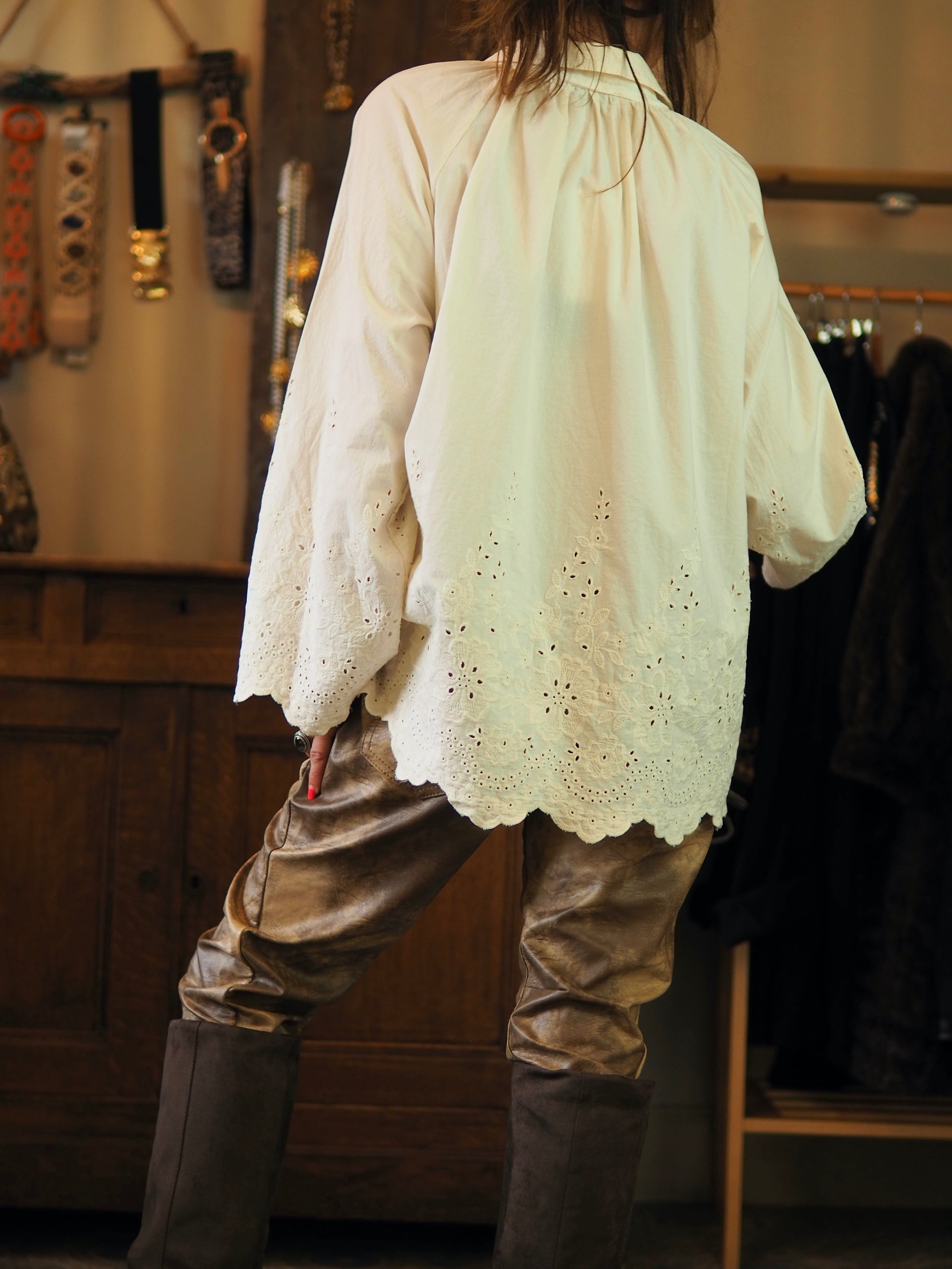 Chemise en popeline écru avec broderies dans le bas et sur le bas des manches.

Taille unique convient du 36 au 42.
100% Coton .
Tour de poitrine 120cm Longueur dos 66cm.