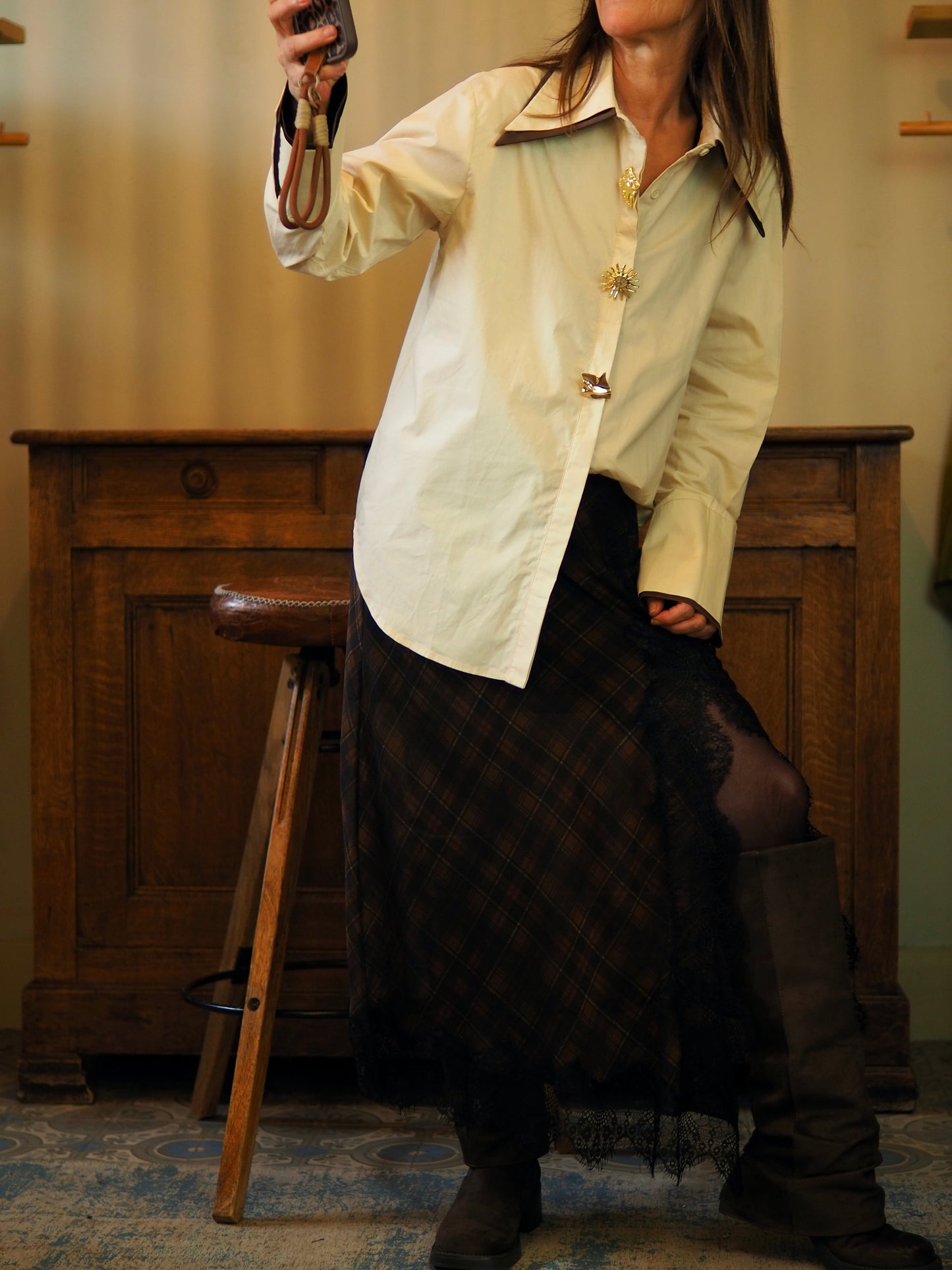 Chemise beige avec 3 boutons bijoux. Double col et doubles manchettes marrons. Entiérement boutonnée sur l'avant.

Taille S/M du 36 au 38 et M/L du 38 au 40. 
100% Coton.
S : Tour de poitrine 116cm Longueur dos 75cm. M : Tour de poitrine 120cm Longueur dos 77cm. 