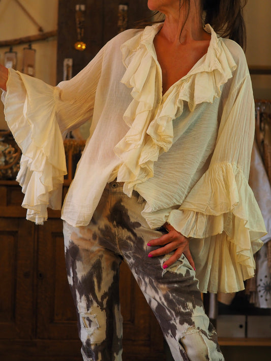Chemise en voile de coton écru avec jabot et manches volantées. Boutonnée à l'avant. 

100% Coton.
Taille unique convient du 36 au 42.
Tour de poitrine 124cm Longueur dos 60cm.