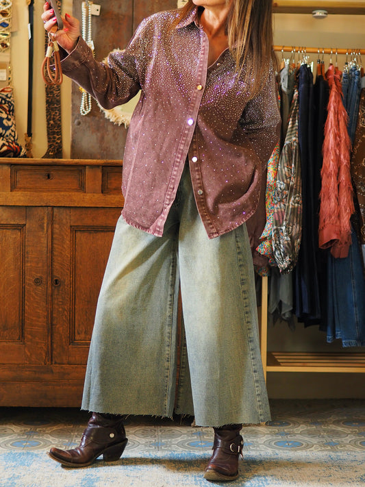 Chemise en jeans bordeaux avec strass. Une pépite

95% Coton 5% Polyester.
Taille S/M et M/L.
S/M : Tour de poitrine 120cm Longueur dos 70cm.
M/L : Tour de poitrine 130cm Longueur dos 73cm.