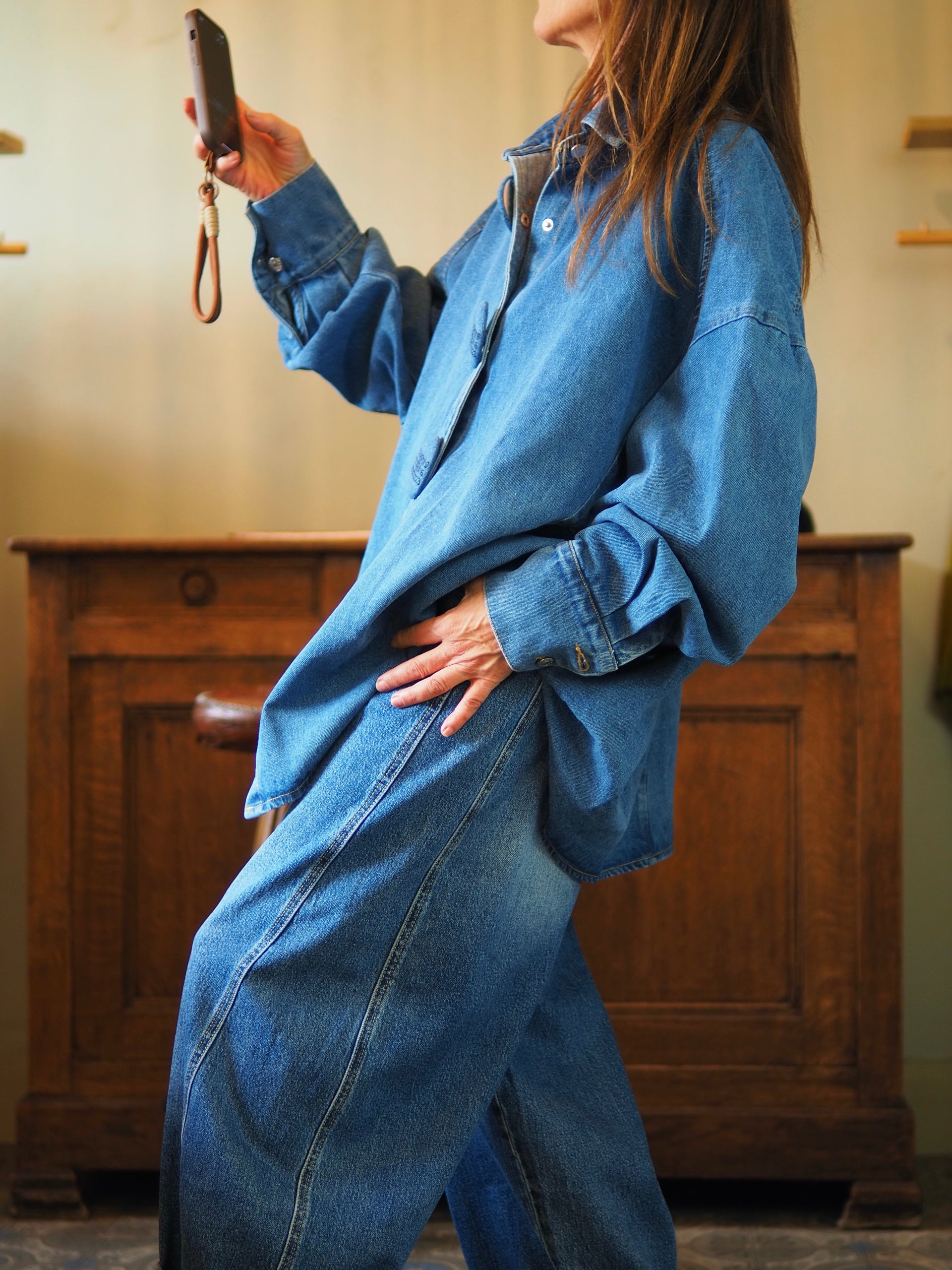 Chemise/veste en jeans trés originale et trés tendance avec ses gros boutons. 

Taille unique convient du 36 au 46/48. 
100% Coton.
Tour de poitrine 166cm Longueur dos 80cm. 