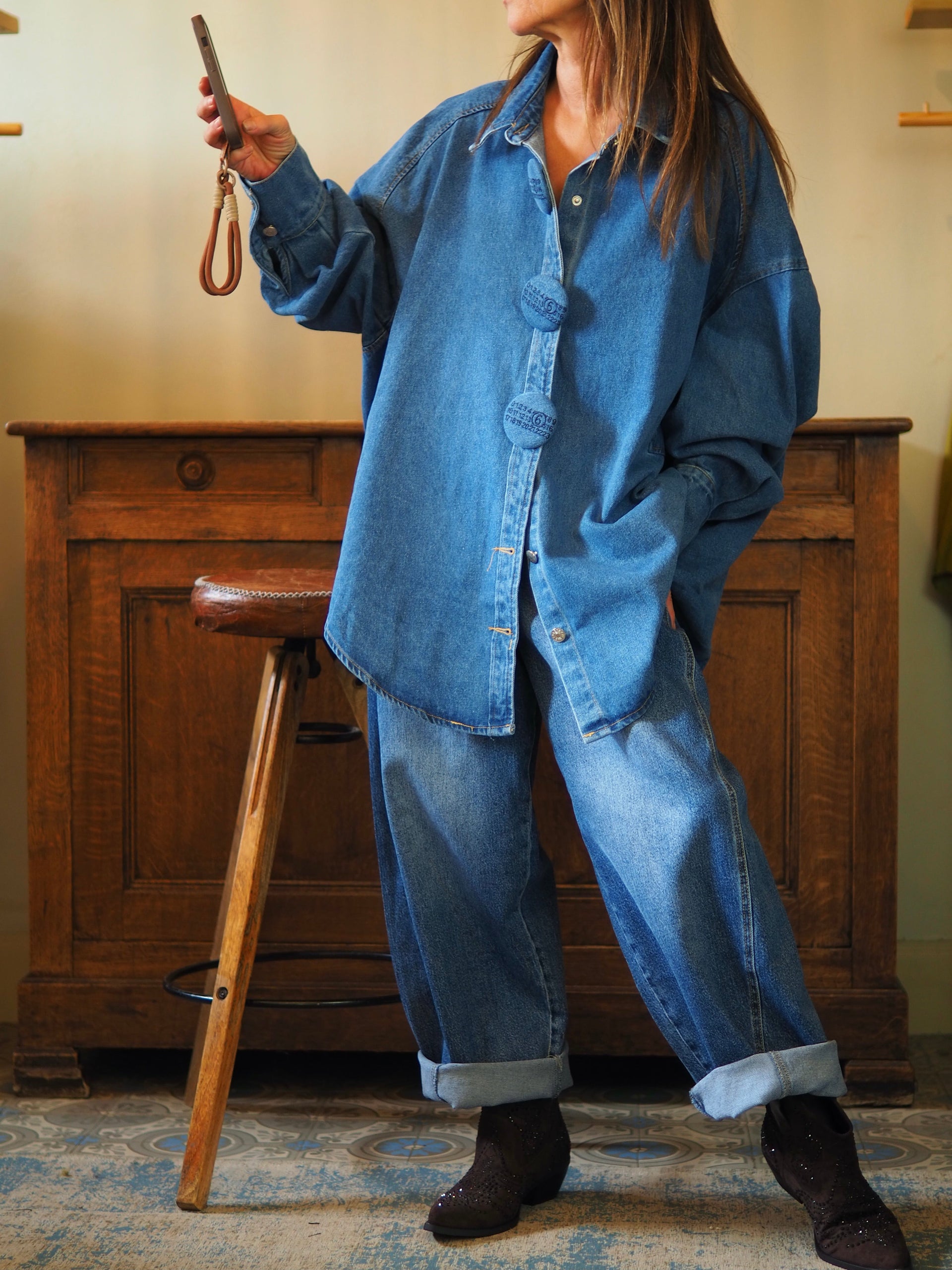 Chemise/veste en jeans trés originale et trés tendance avec ses gros boutons. 

Taille unique convient du 36 au 46/48. 
100% Coton.
Tour de poitrine 166cm Longueur dos 80cm. 