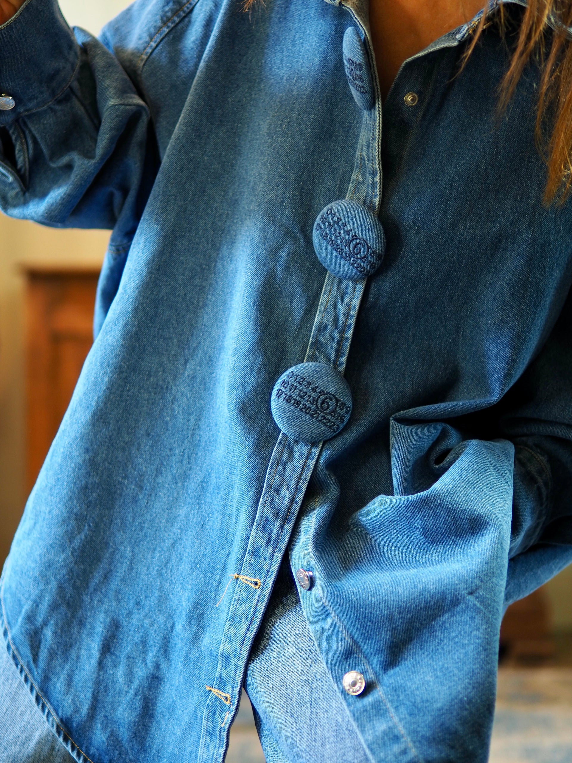 Chemise/veste en jeans trés originale et trés tendance avec ses gros boutons. 

Taille unique convient du 36 au 46/48. 
100% Coton.
Tour de poitrine 166cm Longueur dos 80cm. 