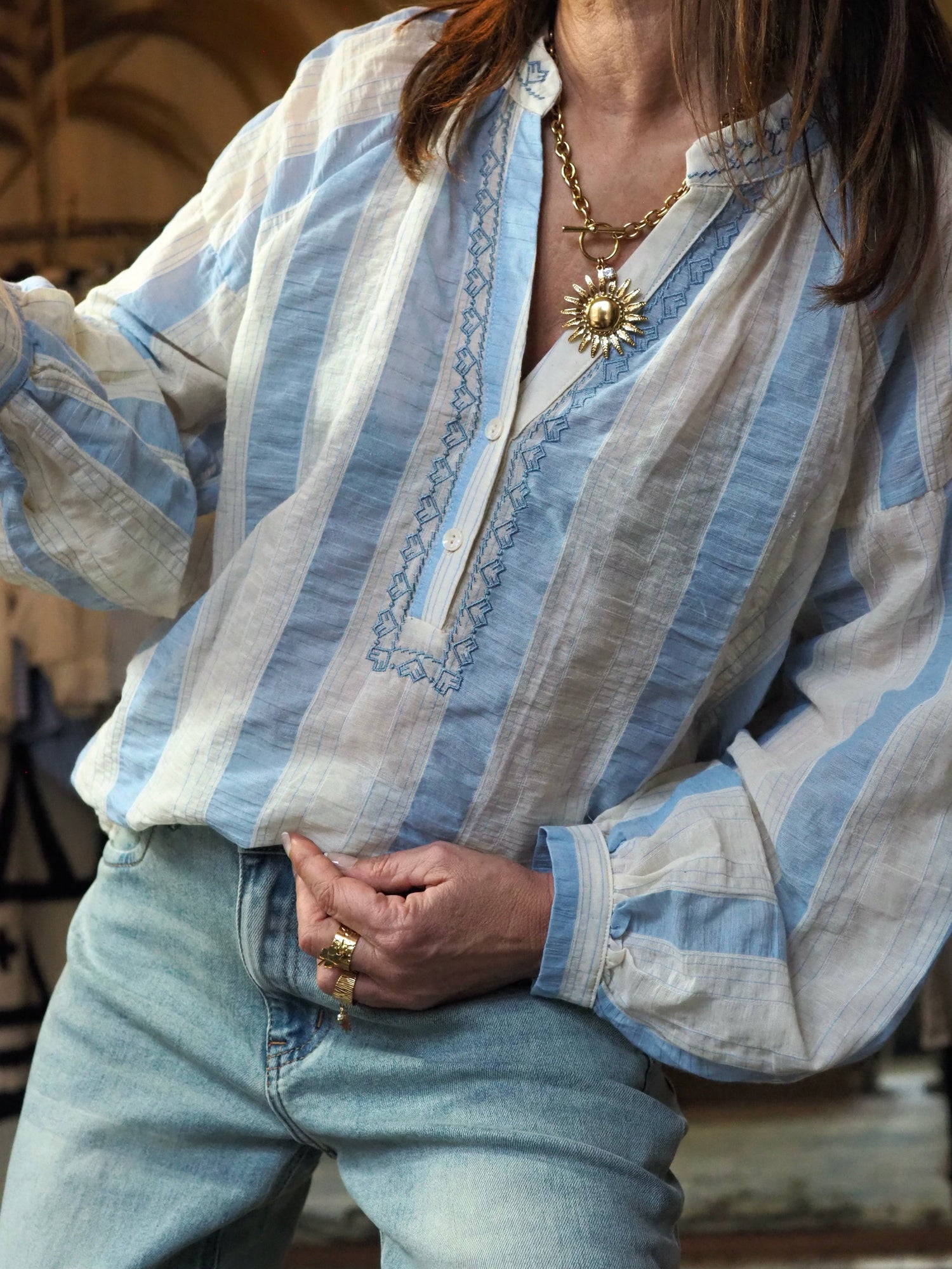 Blouse écru et bleu avec broderies autour de l' encolure.

100% Coton.
Taille unique convient du 36 au 42.
Tour de poitrine 120cm Longeur dos 58cm.