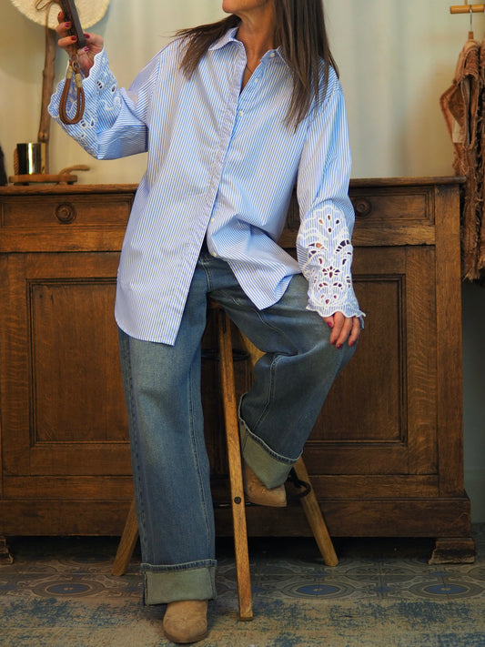 Magnifique chemise lignée bleu et banc avec manches dentelles.

Taille unique convient du 36 au 42.
70% Coton 30% Tencel.
Tour de poitrine 132cm Longueur dos 80cm.