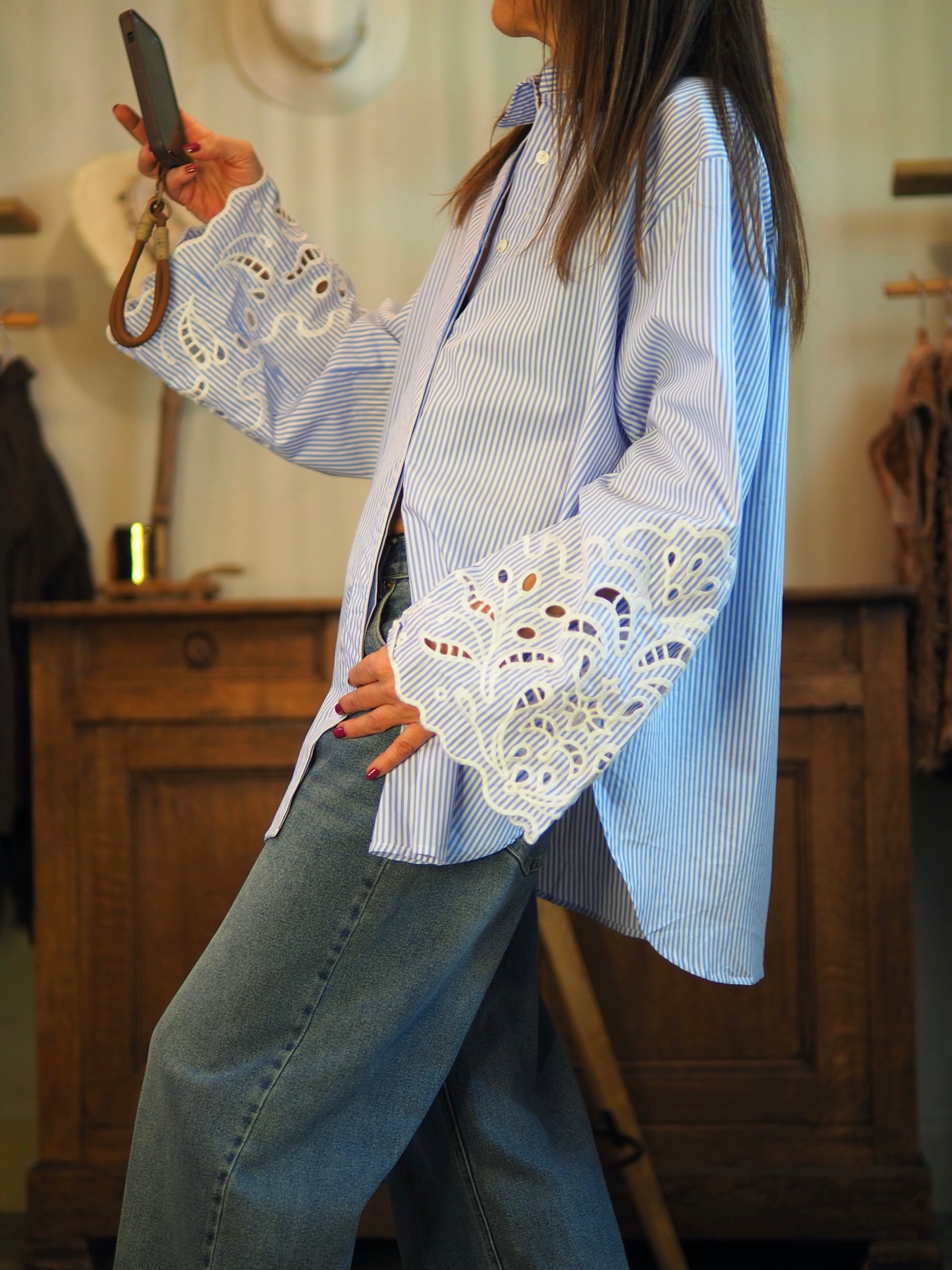 Magnifique chemise lignée bleu et banc avec manches dentelles.

Taille unique convient du 36 au 42.
70% Coton 30% Tencel.
Tour de poitrine 132cm Longueur dos 80cm.