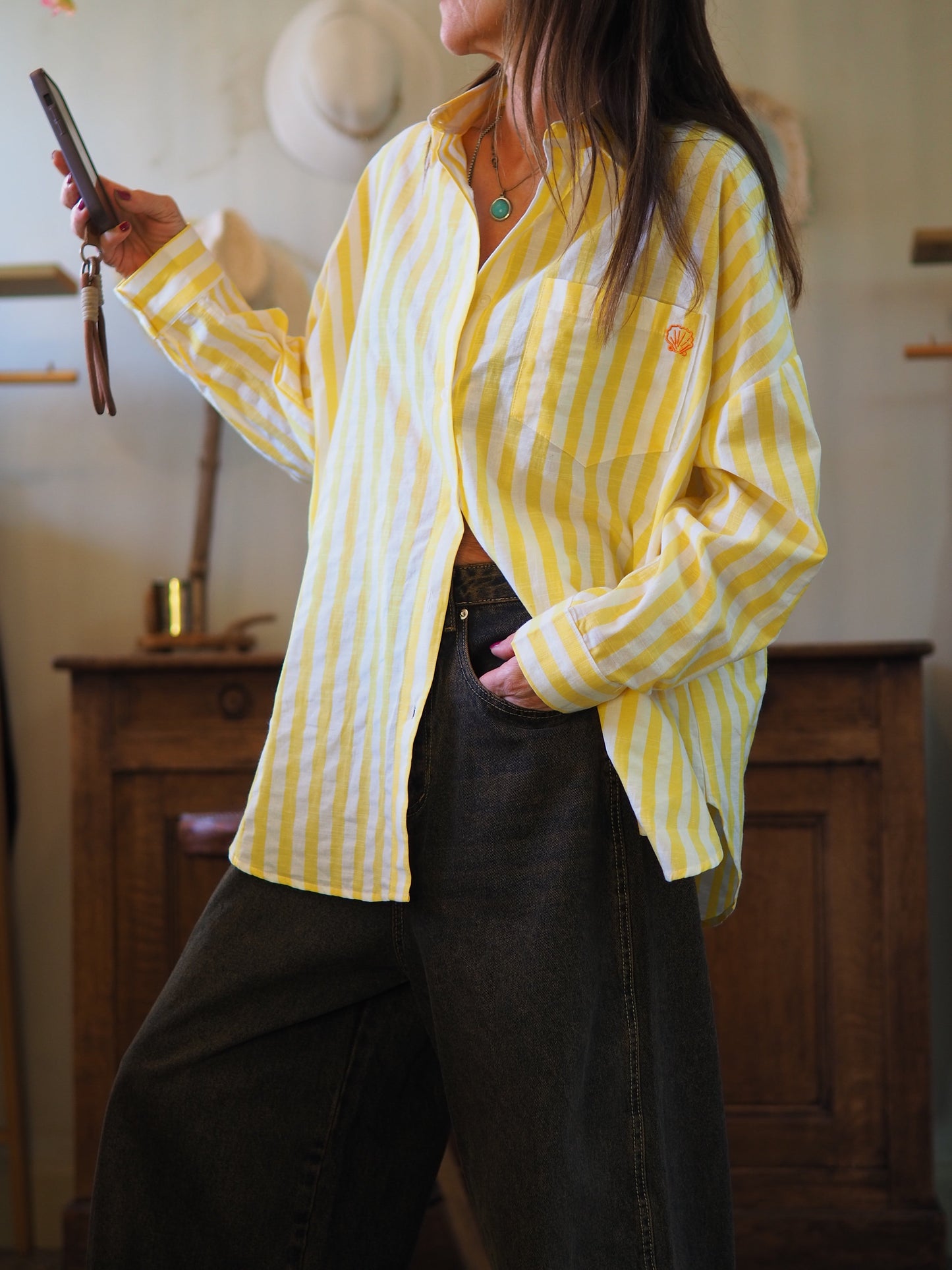 Chemise lignée jaune avec inscriptions broderies oranges.

Taille unique du 36 au 44.
75% Coton 25% Polyester.
Tour de poitrine 136cm Longueur dos 73cm.