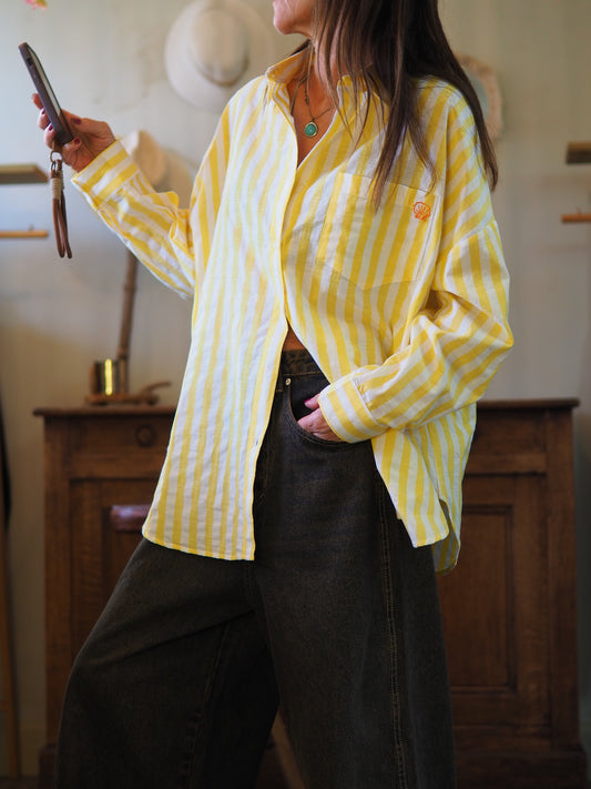 Chemise lignée jaune avec inscriptions broderies oranges.

Taille unique du 36 au 44.
75% Coton 25% Polyester.
Tour de poitrine 136cm Longueur dos 73cm.