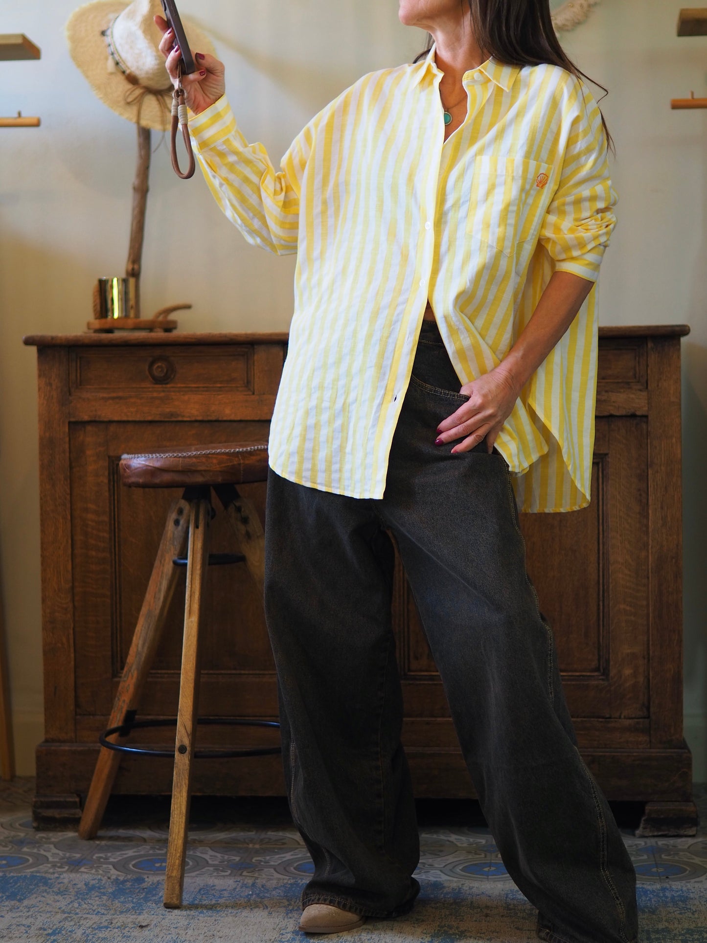 Chemise lignée jaune avec inscriptions broderies oranges.

Taille unique du 36 au 44.
75% Coton 25% Polyester.
Tour de poitrine 136cm Longueur dos 73cm.