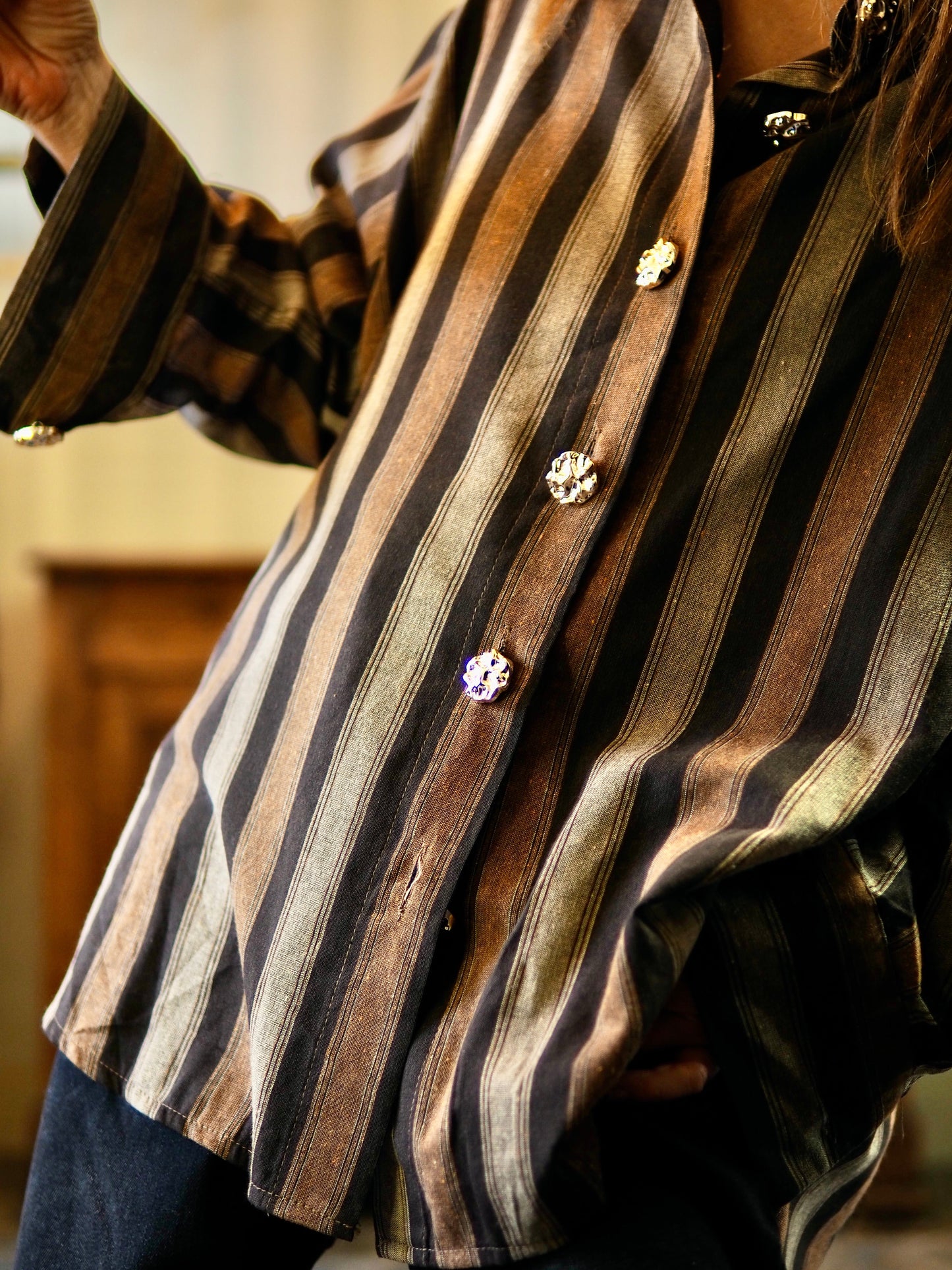 Chemise lignée marron camel. Boutons décoratifs dorés.

Taille unique convient du 36 au 42/44. 
80% Polyester 20% Coton.
Tour de poitrine 140cm Longueur dos 82cm. 