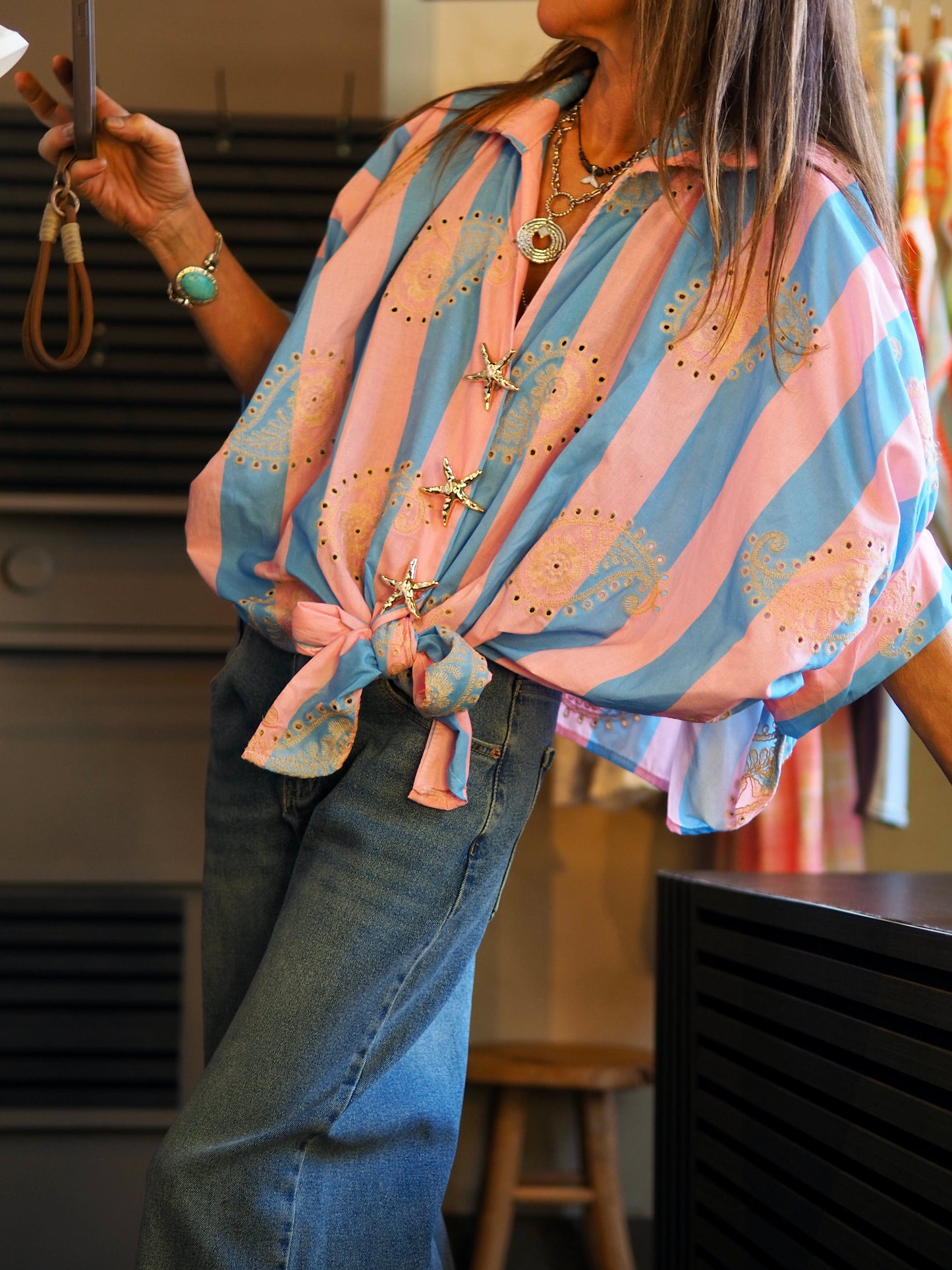 Taille unique convient du 36 au 42.

Composition : 100% coton.
Cathy mesure 1m66 fait un 36 et porte une taille unique.


Chemise ample lignée rose et bleue. Boutons décoratifs (broches) étoile de mer.