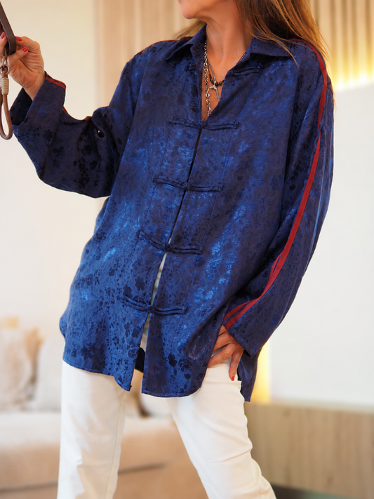 Taille unique convient du 36 au 40/42

Mesures : Tour de poitrine 120cm Longueur dos 80cm.&nbsp;
Composition : 57% Viscose 43% Polyester.
Cathy mesure 1m66 fait un 36 et porte une taille unique.


Chemise bleu marine en tissu moiré. Boutons passementeries. bandes bordeaux sur les manches.