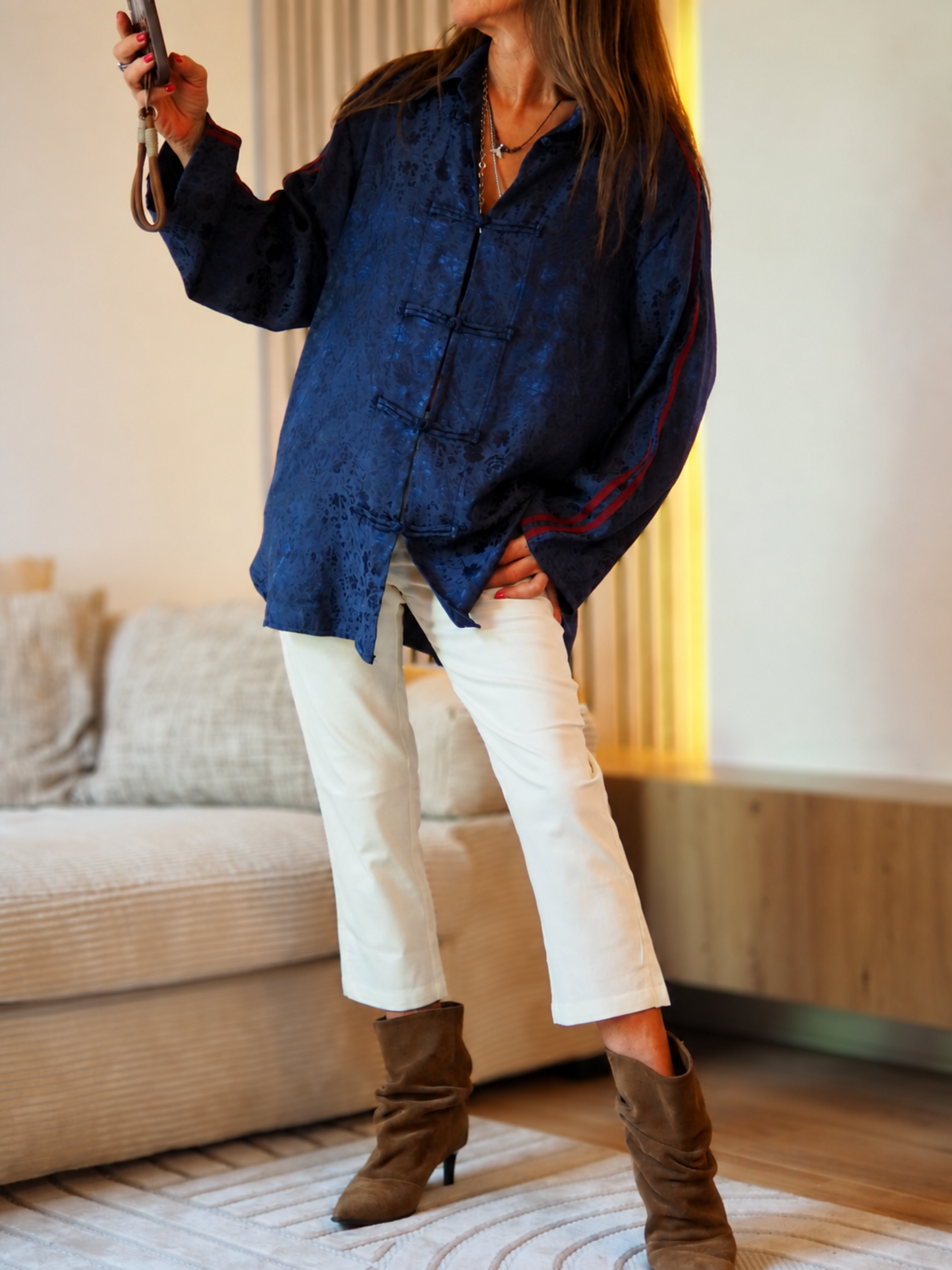 Taille unique convient du 36 au 40/42

Mesures : Tour de poitrine 120cm Longueur dos 80cm.&nbsp;
Composition : 57% Viscose 43% Polyester.
Cathy mesure 1m66 fait un 36 et porte une taille unique.


Chemise bleu marine en tissu moiré. Boutons passementeries. bandes bordeaux sur les manches.