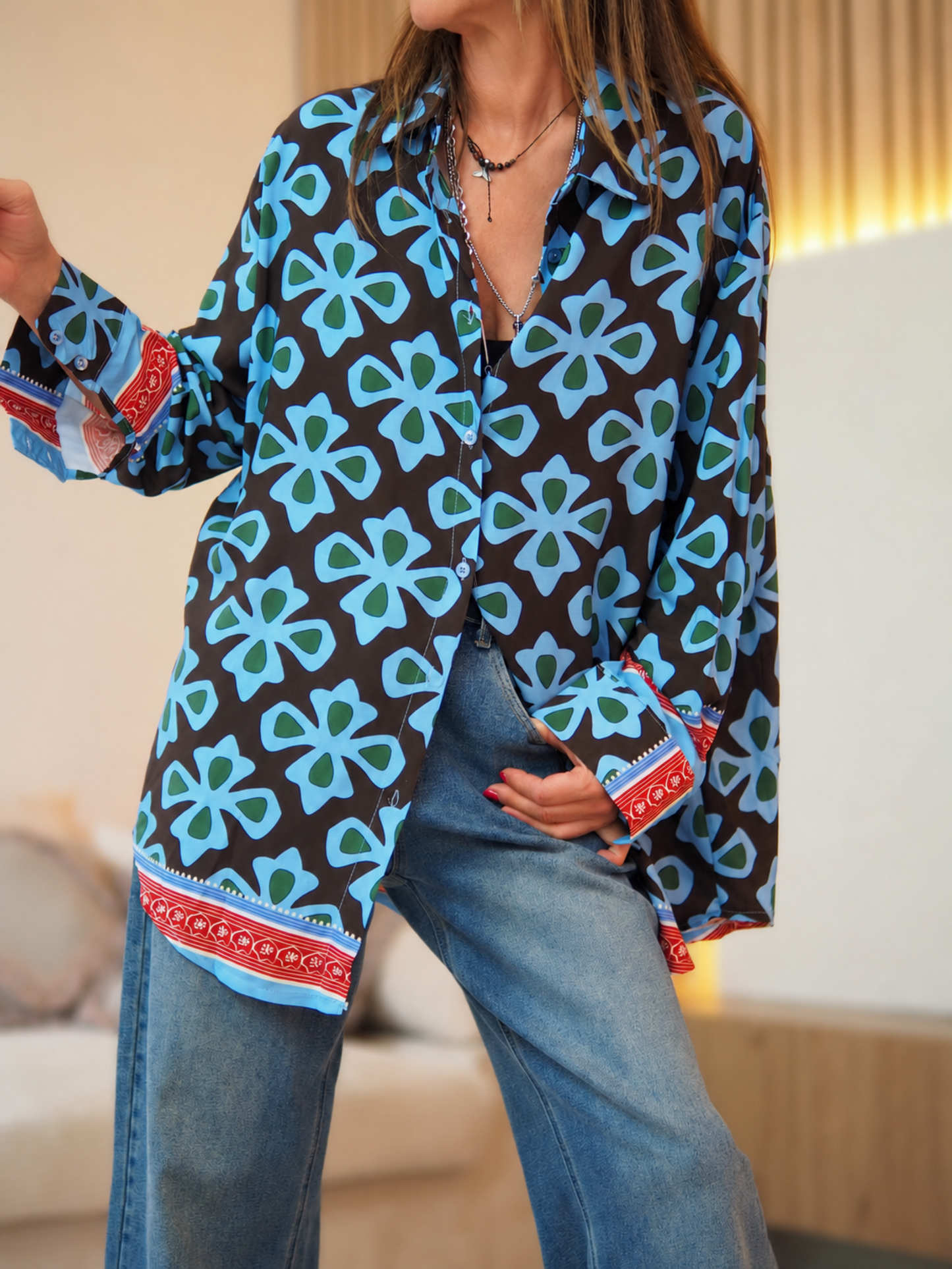 Taille S/M(36/42) et M/L(38/44)

Mesures : S/M : Tour de poitrine 126cm Longueur dos 78cm. M : Tour de poitrine 130cm Longueur dos 80cm.
Composition : 100% Viscose.
Cathy mesure 1m66 fait un 36 et porte une taille S/M.


Blouse sur fond marron.&nbsp;