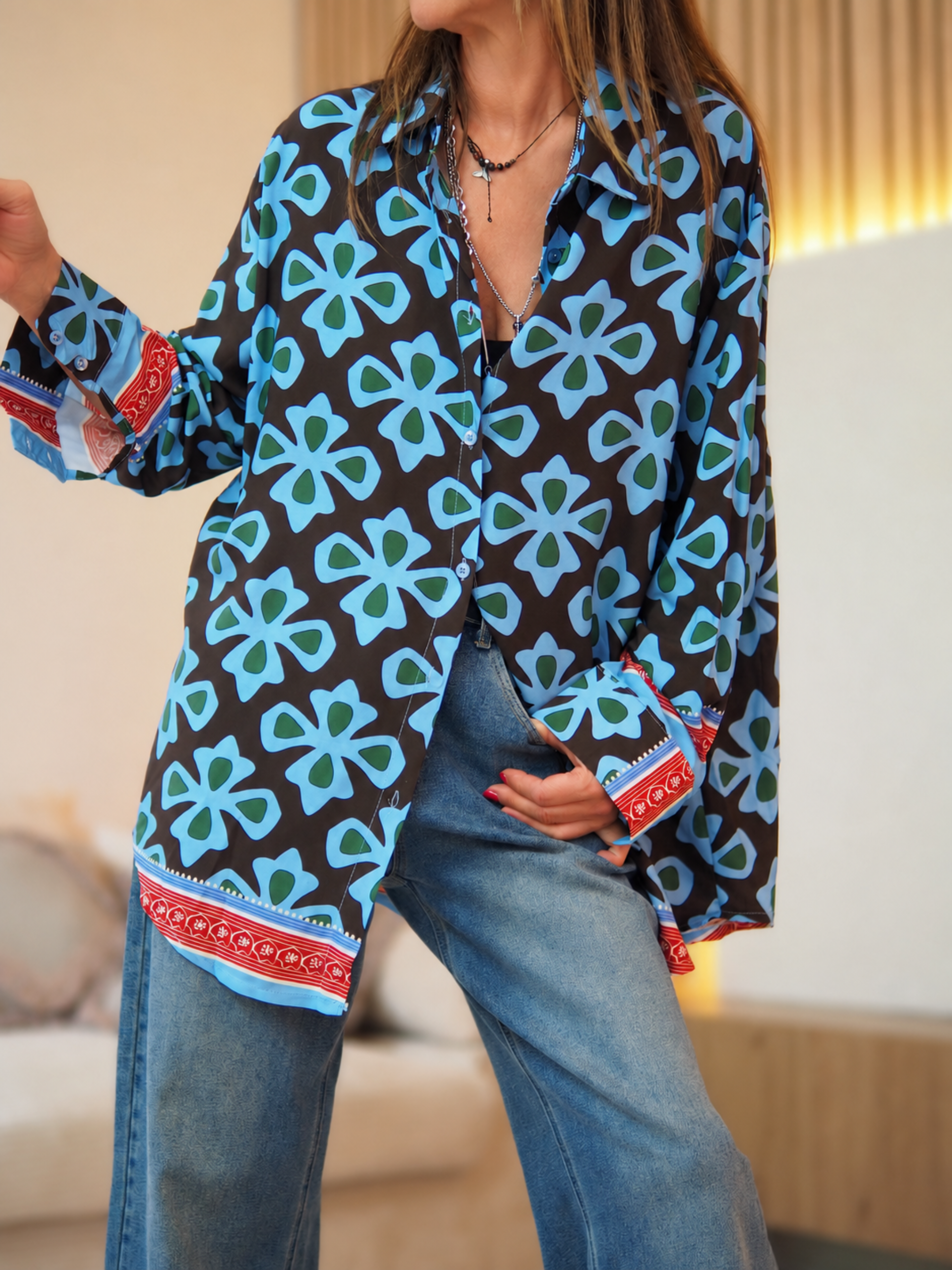 Taille S/M(36/42) et M/L(38/44)

Mesures : S/M : Tour de poitrine 126cm Longueur dos 78cm. M : Tour de poitrine 130cm Longueur dos 80cm.
Composition : 100% Viscose.
Cathy mesure 1m66 fait un 36 et porte une taille S/M.


Blouse sur fond marron.&nbsp;