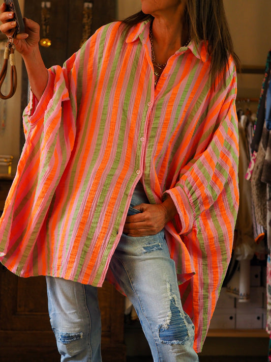 Chemise oversize en gaz de coton, lignée parme, vert et orange fluo.

100% Coton.
Taille unique convient du 36 au 46 et plus.
Tour de poitrine 236cm Longueur dos 84cm.