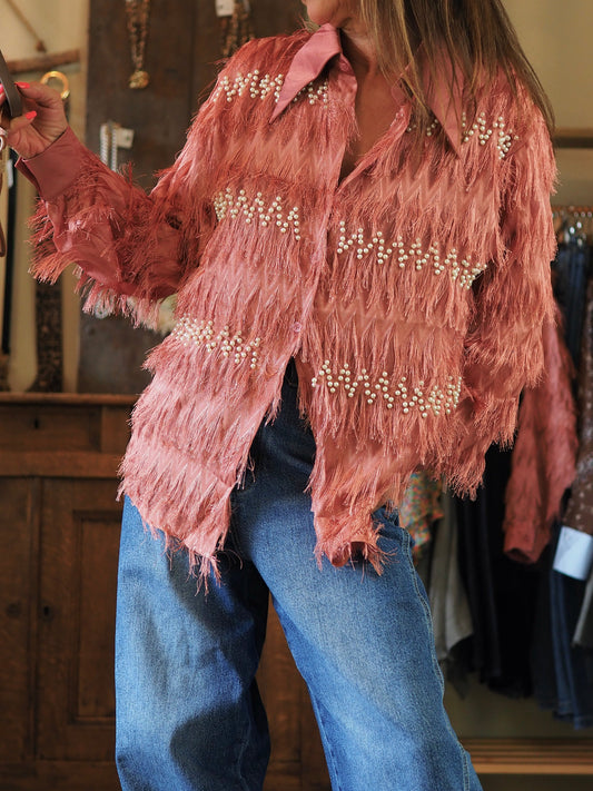 Chemise vieux rose hyper original avec ses fils et ses perles.

20% Coton 80% Viscose.
Taille S/M et M/L.
S/M : Tour de poitrine 110cm Longueur dos 70cm.
M/L : Tour de poitrine 118cm Longueur dos 75cm.