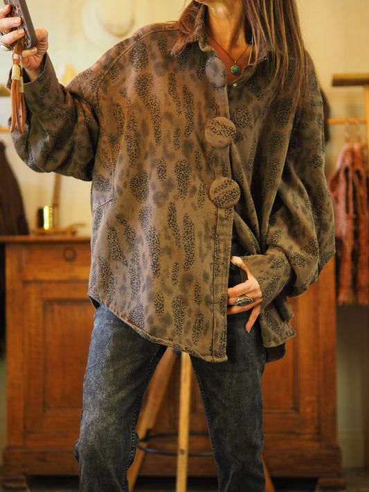 Chemise oversize marron. Gros boutons.

Taille unique convient du 36 au 46 et plus.
100% Coton.
Tour de poitrine 180cm Longueur dos 76cm.