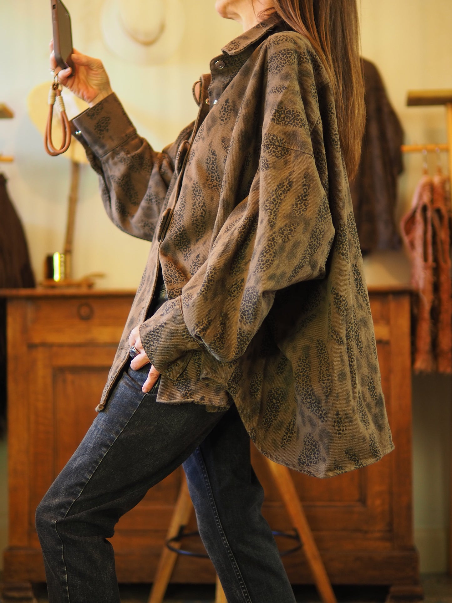 Chemise oversize marron. Gros boutons.

Taille unique convient du 36 au 46 et plus.
100% Coton.
Tour de poitrine 180cm Longueur dos 76cm.