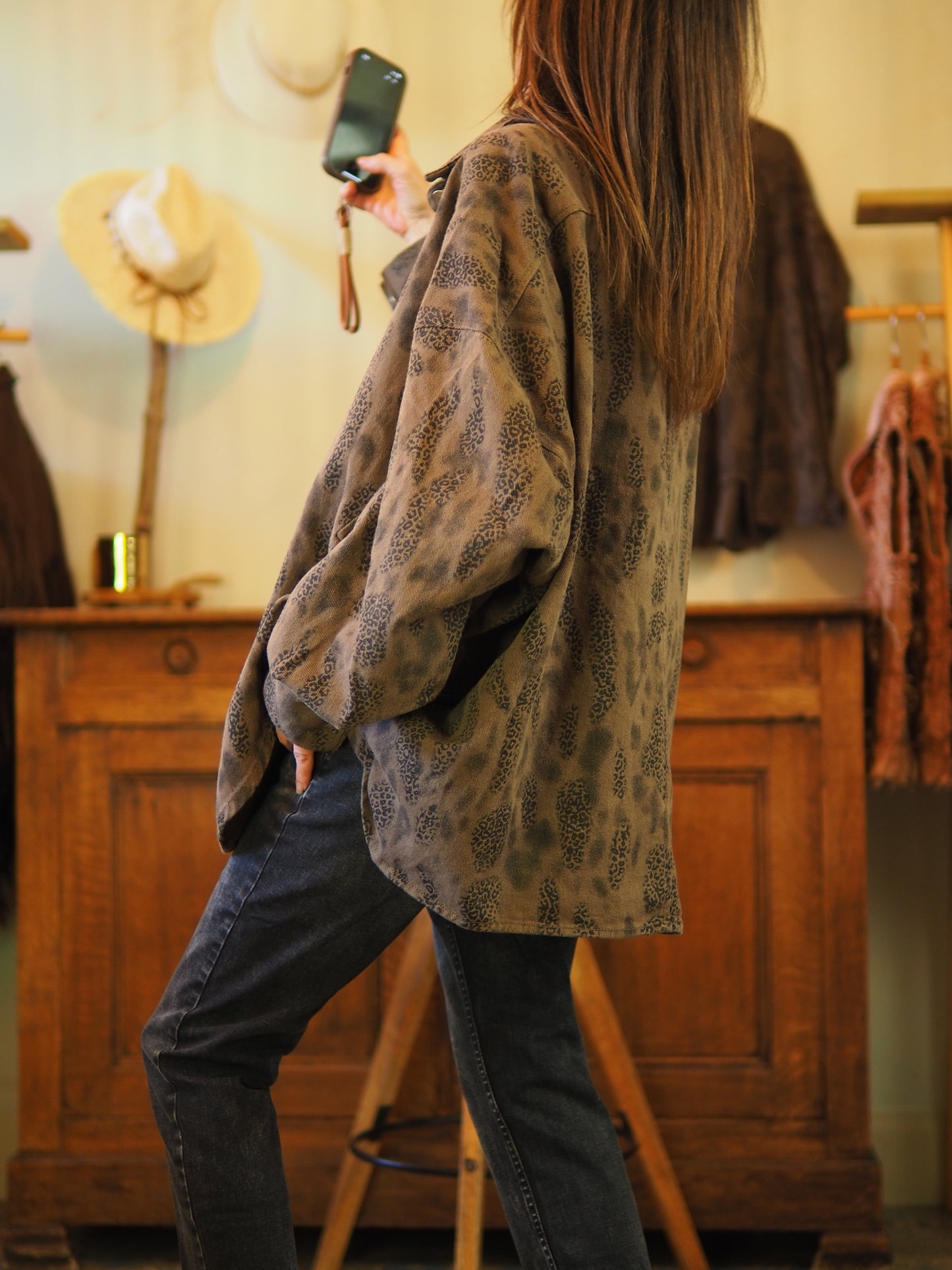 Chemise oversize marron. Gros boutons.

Taille unique convient du 36 au 46 et plus.
100% Coton.
Tour de poitrine 180cm Longueur dos 76cm.