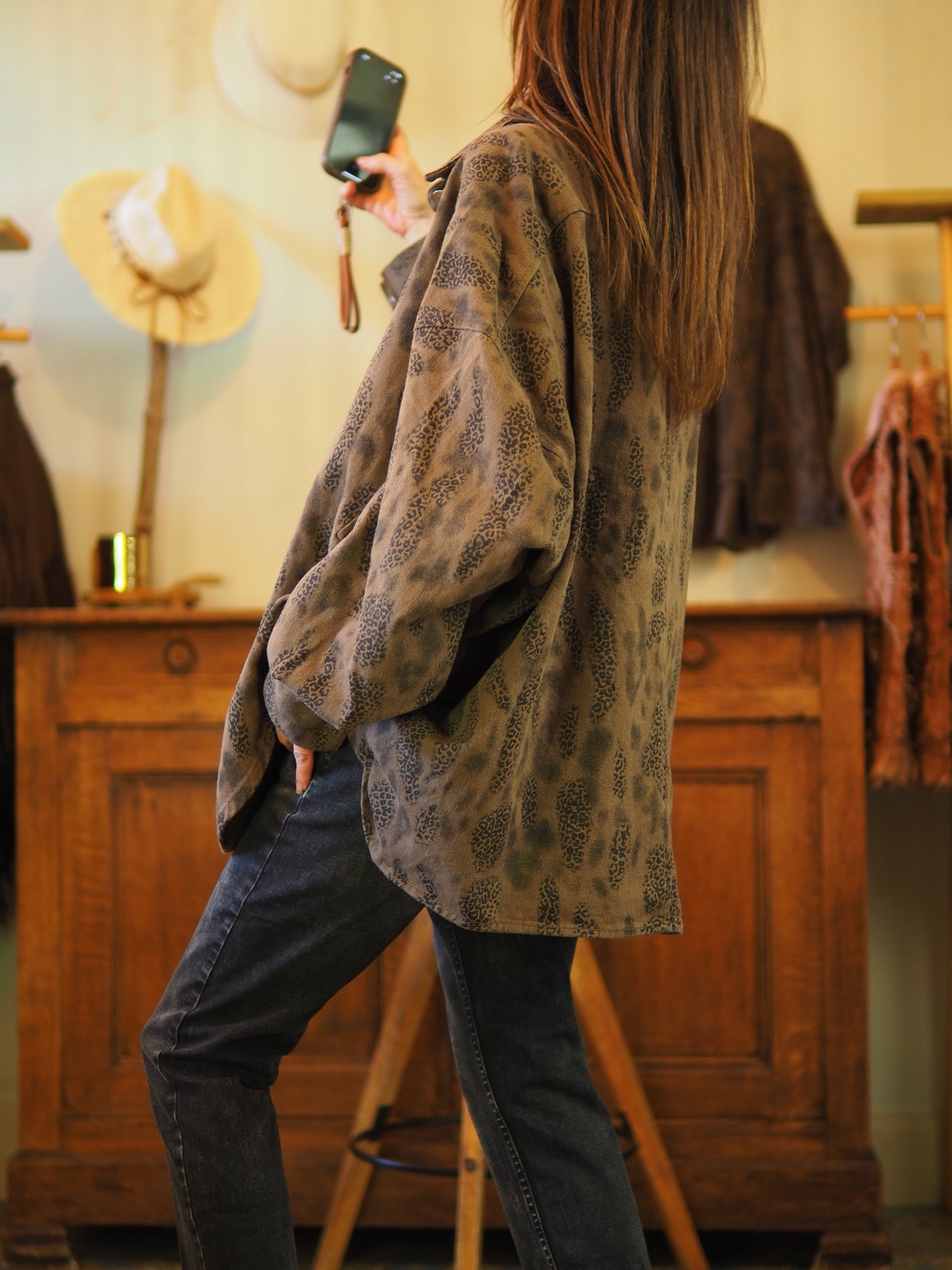 Chemise oversize marron. Gros boutons.

Taille unique convient du 36 au 46 et plus.
100% Coton.
Tour de poitrine 180cm Longueur dos 76cm.