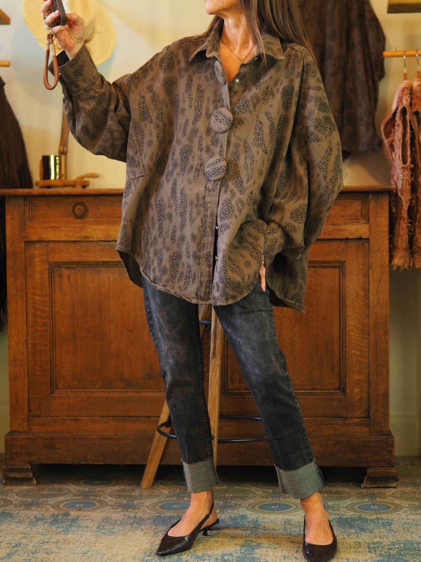 Chemise oversize marron. Gros boutons.

Taille unique convient du 36 au 46 et plus.
100% Coton.
Tour de poitrine 180cm Longueur dos 76cm.