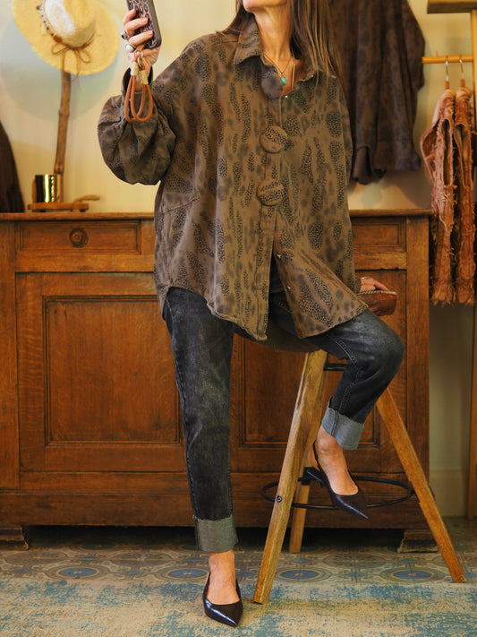 Chemise oversize marron. Gros boutons.

Taille unique convient du 36 au 46 et plus.
100% Coton.
Tour de poitrine 180cm Longueur dos 76cm.