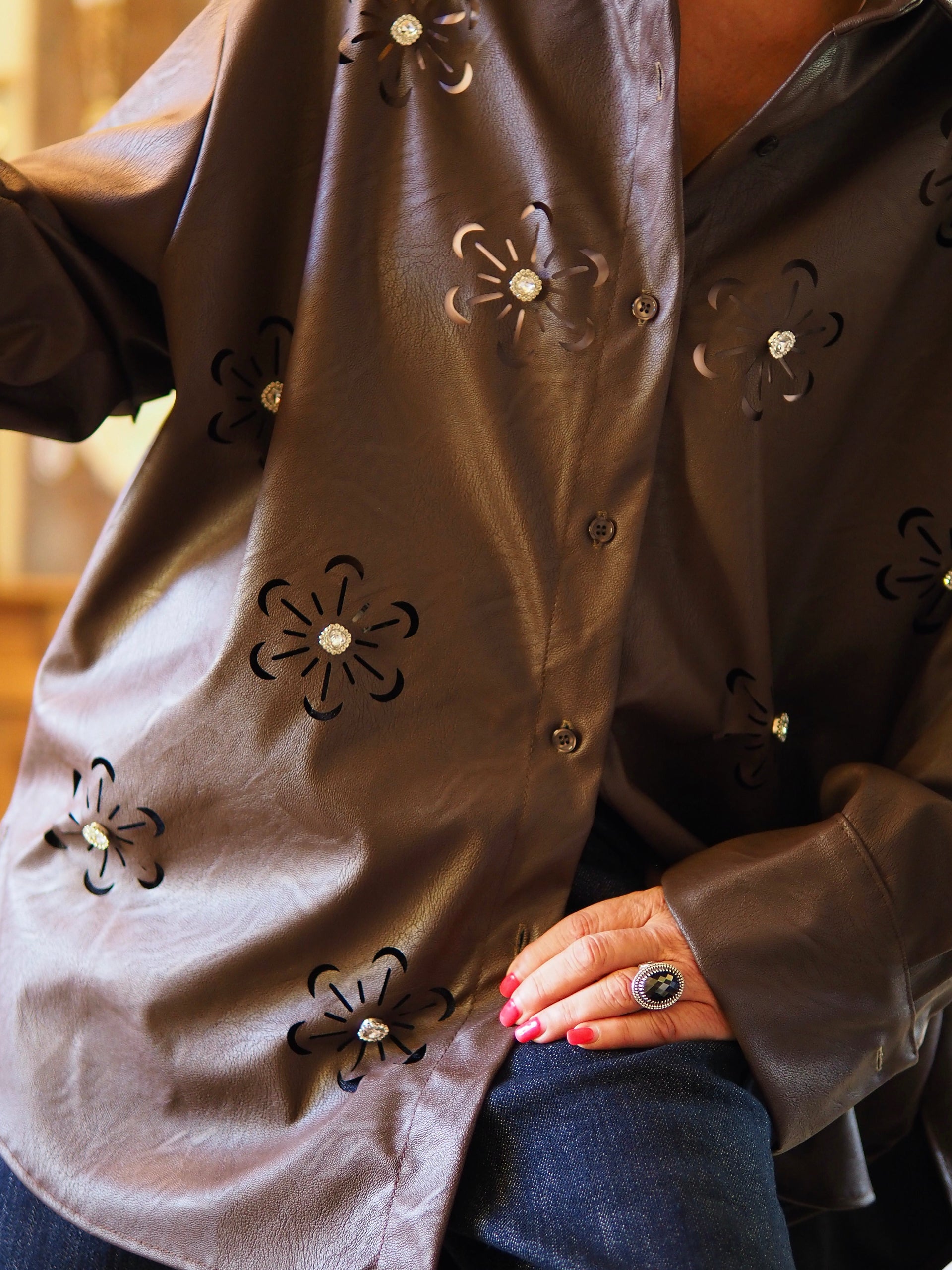 Chemise simili marron avec perles strass.

60% Polyuréthane 40% Polyesthere.
Taille unique convient du 36 au 44.
Tour de poitrine 140cm Longueur dos 84cm.