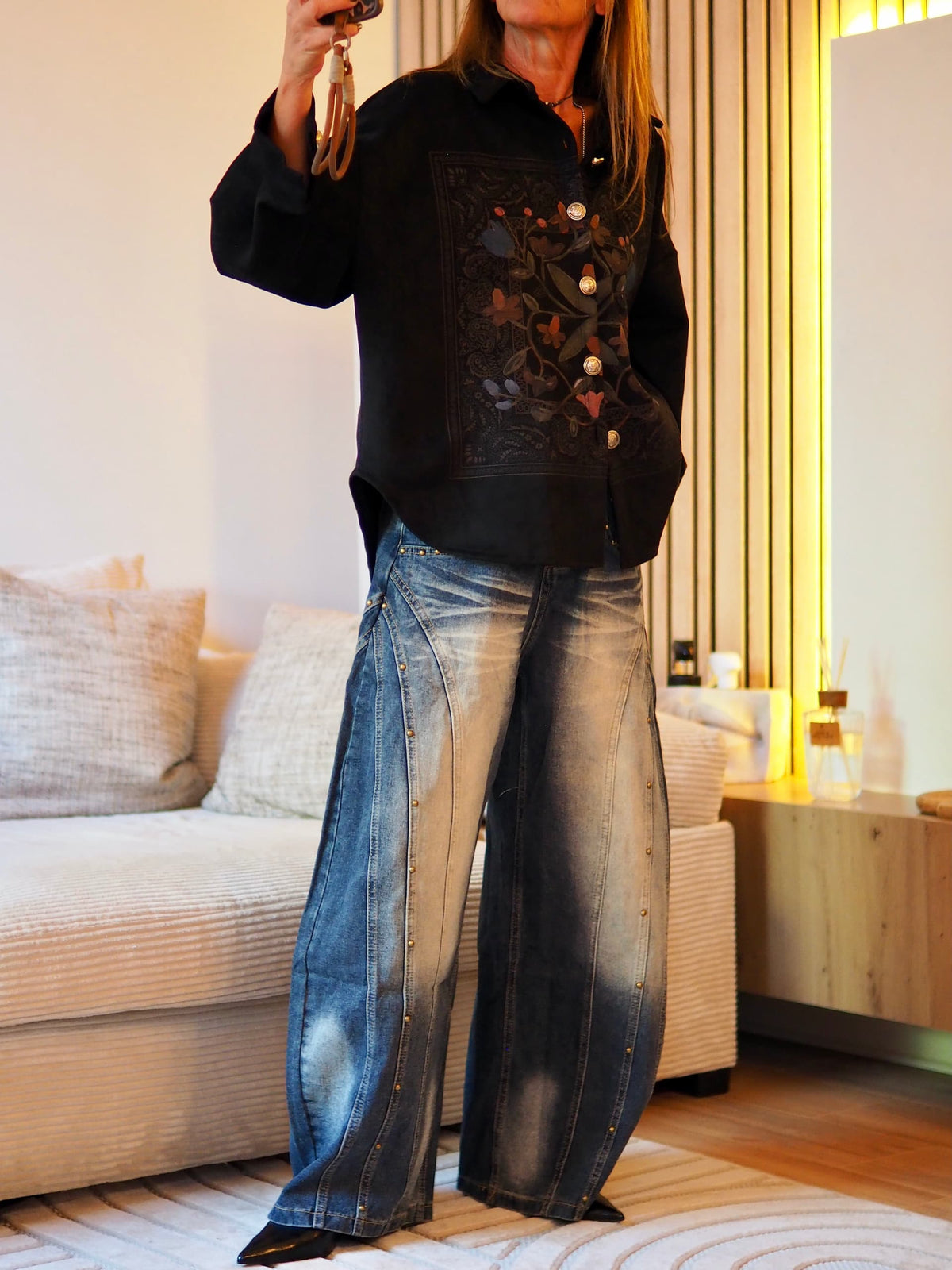 Chemise noire en suédine avec impression baroque.