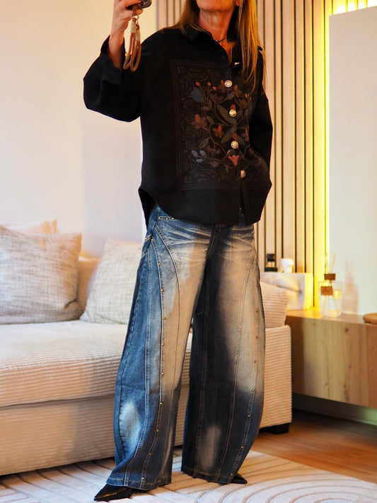 Chemise noire en suédine avec impression baroque.
