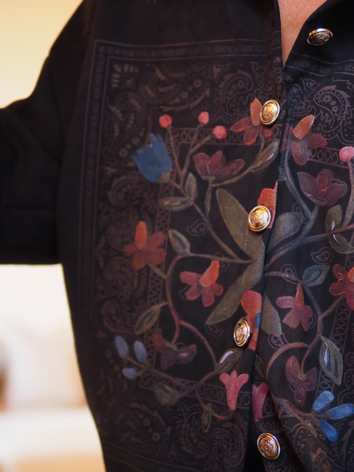 Chemise noire en suédine avec impression baroque.
