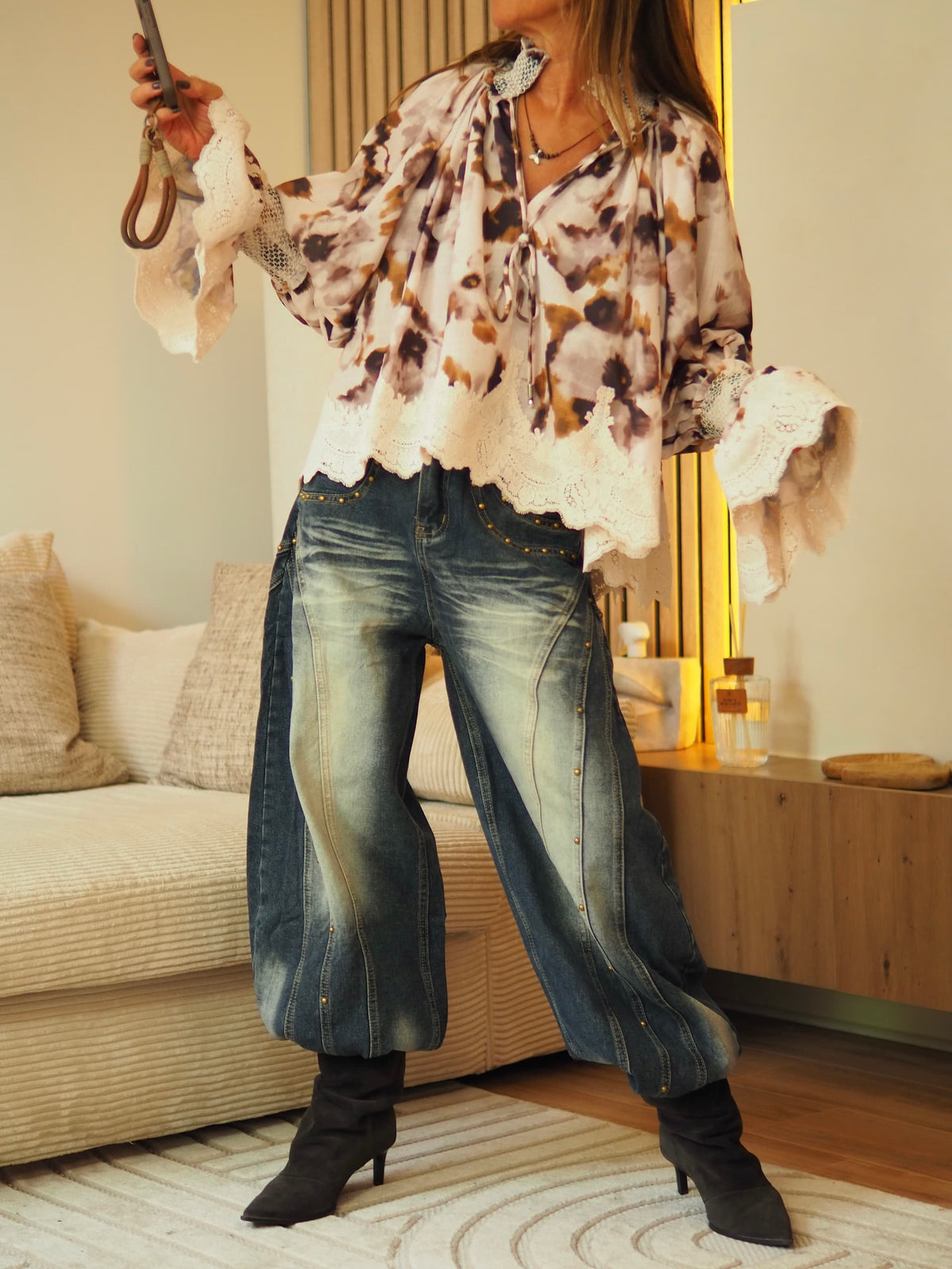 Blouse dans les tons taupe avec broderies. Les 2 tailles sont oversize.