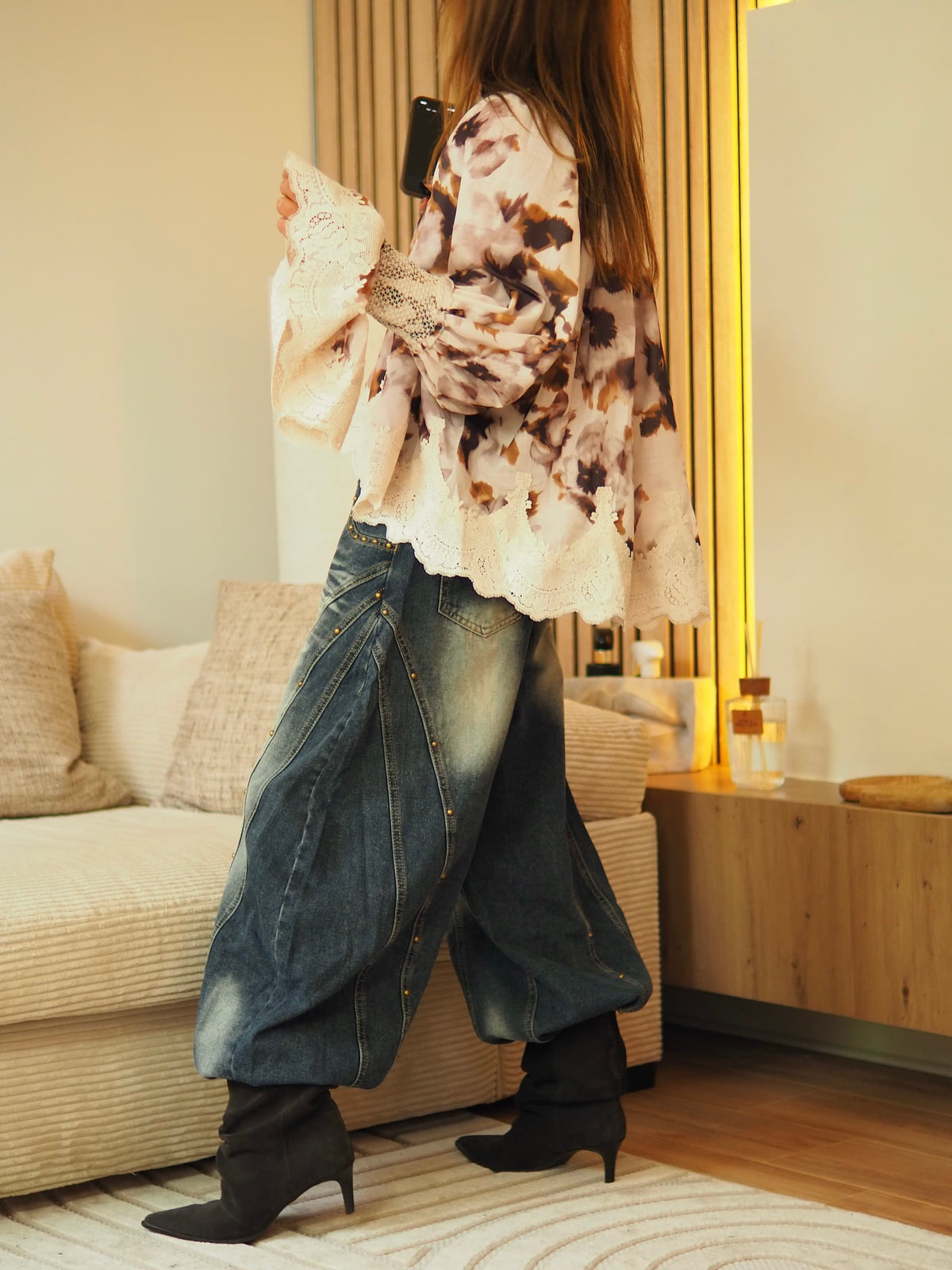 Blouse dans les tons taupe avec broderies. Les 2 tailles sont oversize.