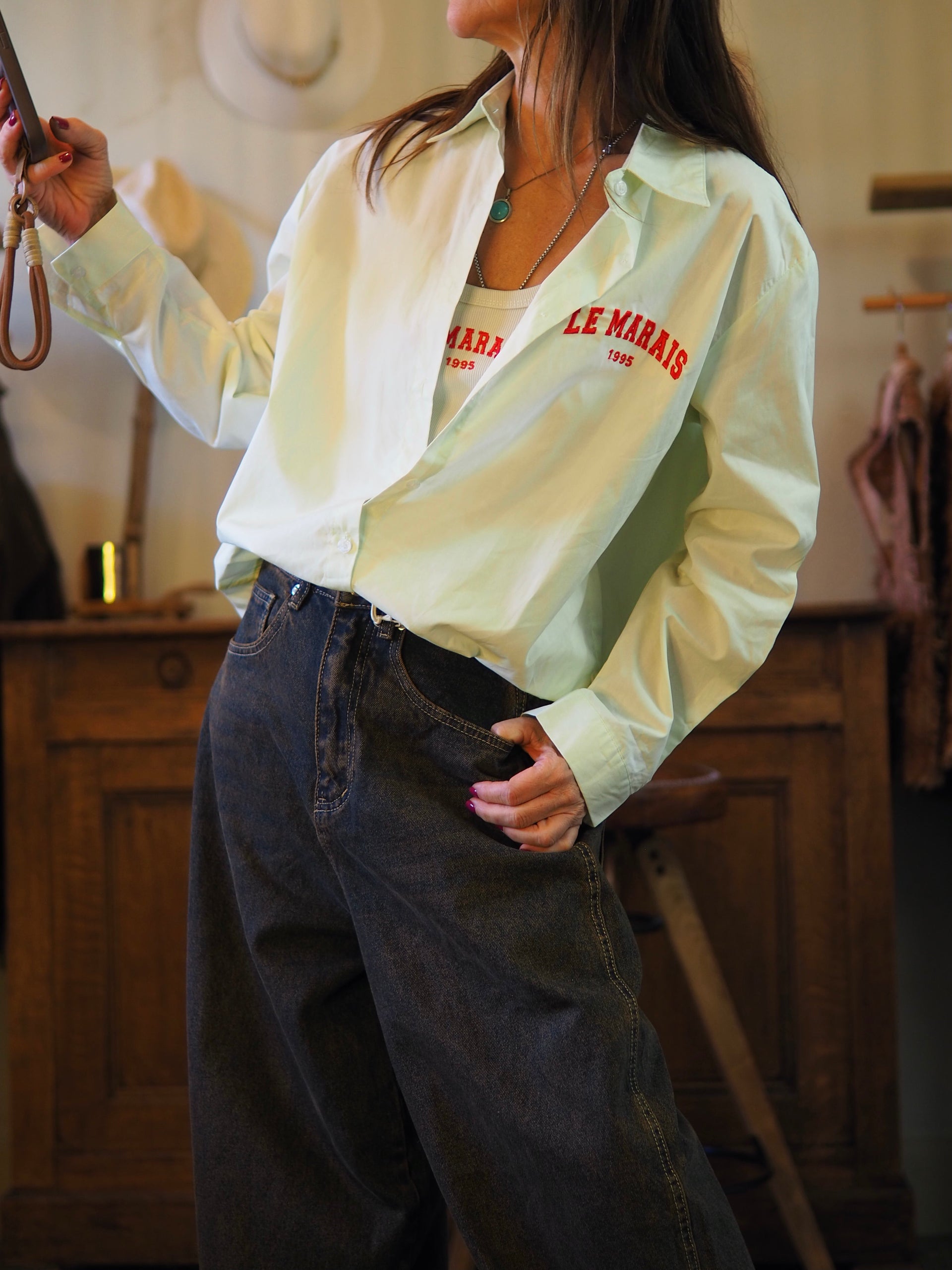 Chemise vert d'eau avec broderies rouges. Un marcel du même ton est avec la chemise.

Taille unique convient du 36 au 40.
100% Coton.
Tour de poitrine 116cm Longueur dos 75cm.