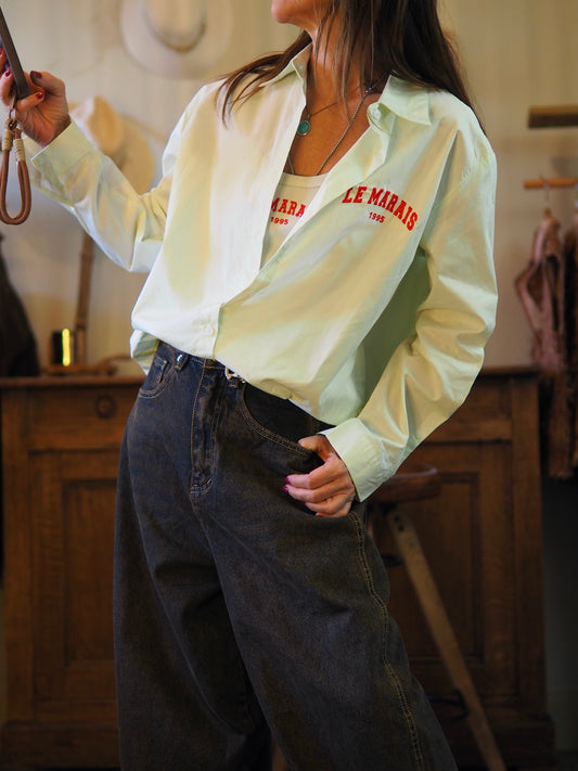 Chemise vert d'eau avec broderies rouges. Un marcel du même ton est avec la chemise.

Taille unique convient du 36 au 40.
100% Coton.
Tour de poitrine 116cm Longueur dos 75cm.