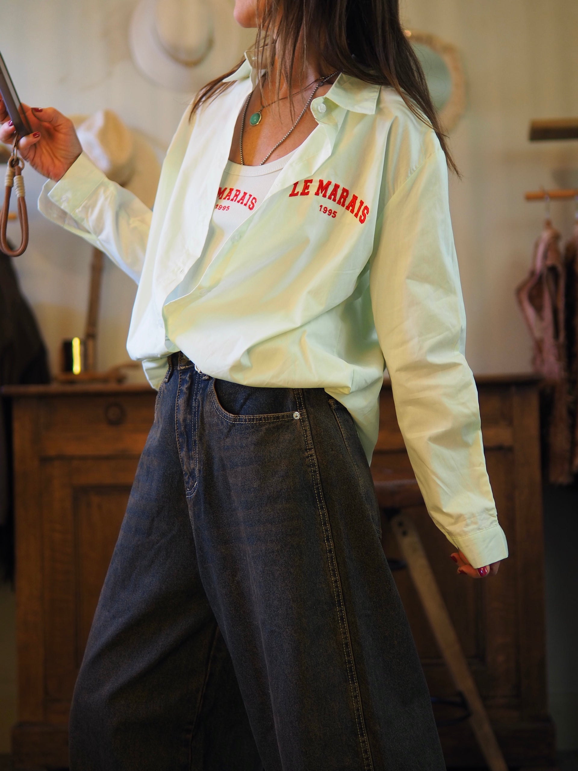 Chemise vert d'eau avec broderies rouges. Un marcel du même ton est avec la chemise.

Taille unique convient du 36 au 40.
100% Coton.
Tour de poitrine 116cm Longueur dos 75cm.