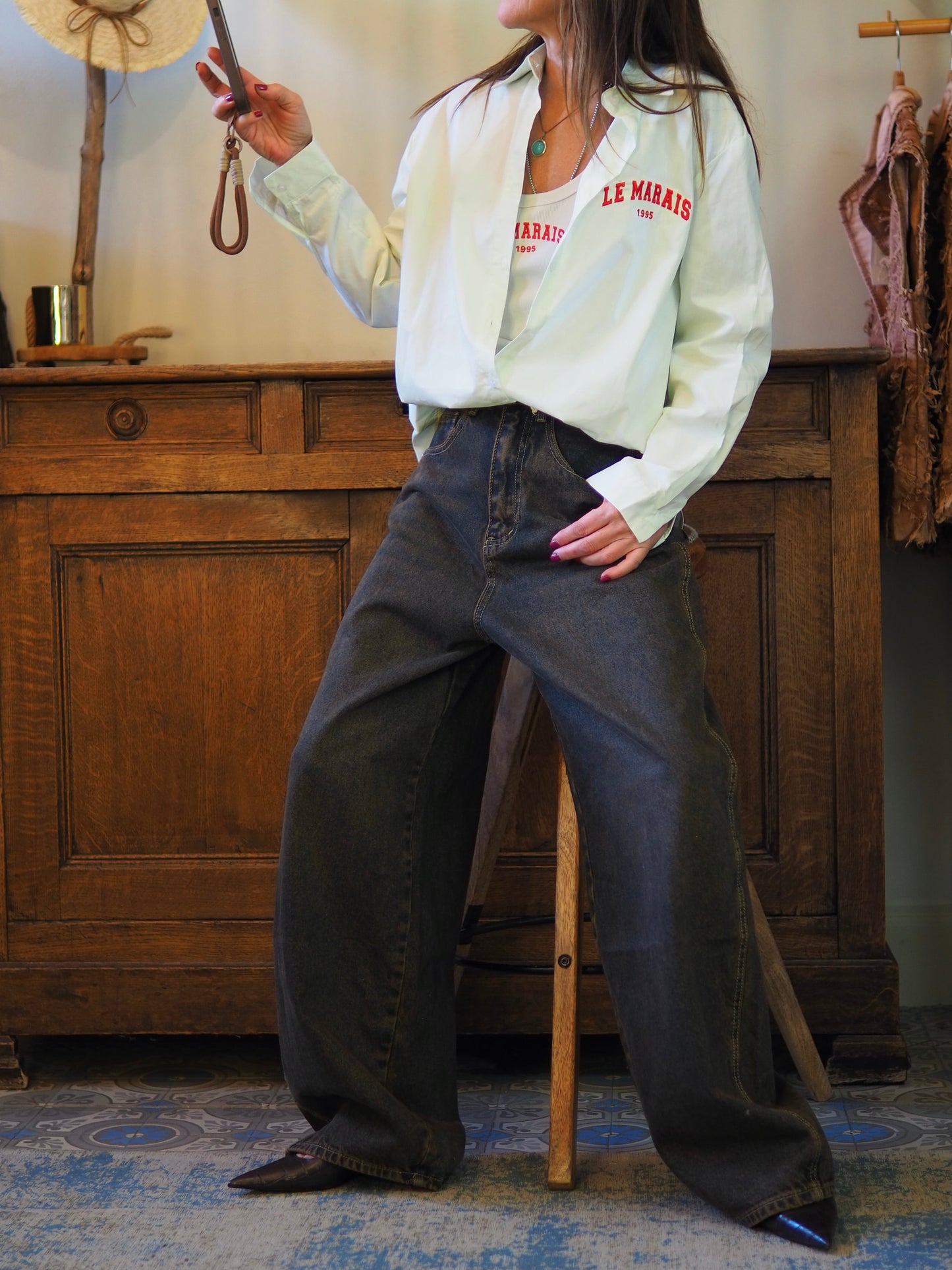 Chemise vert d'eau avec broderies rouges. Un marcel du même ton est avec la chemise.

Taille unique convient du 36 au 40.
100% Coton.
Tour de poitrine 116cm Longueur dos 75cm.