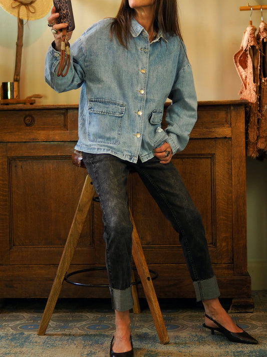 chemise en jeans stylée. Peut être portée en sur-chemise ou en veste.

Taille unique convient du 36 au 42.
90% Coton 10% Viscose.
Tour de poitrine 126cm Longueur dos 63cm.