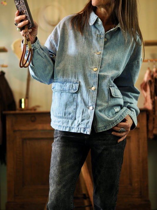 chemise en jeans stylée. Peut être portée en sur-chemise ou en veste.

Taille unique convient du 36 au 42.
90% Coton 10% Viscose.
Tour de poitrine 126cm Longueur dos 63cm.